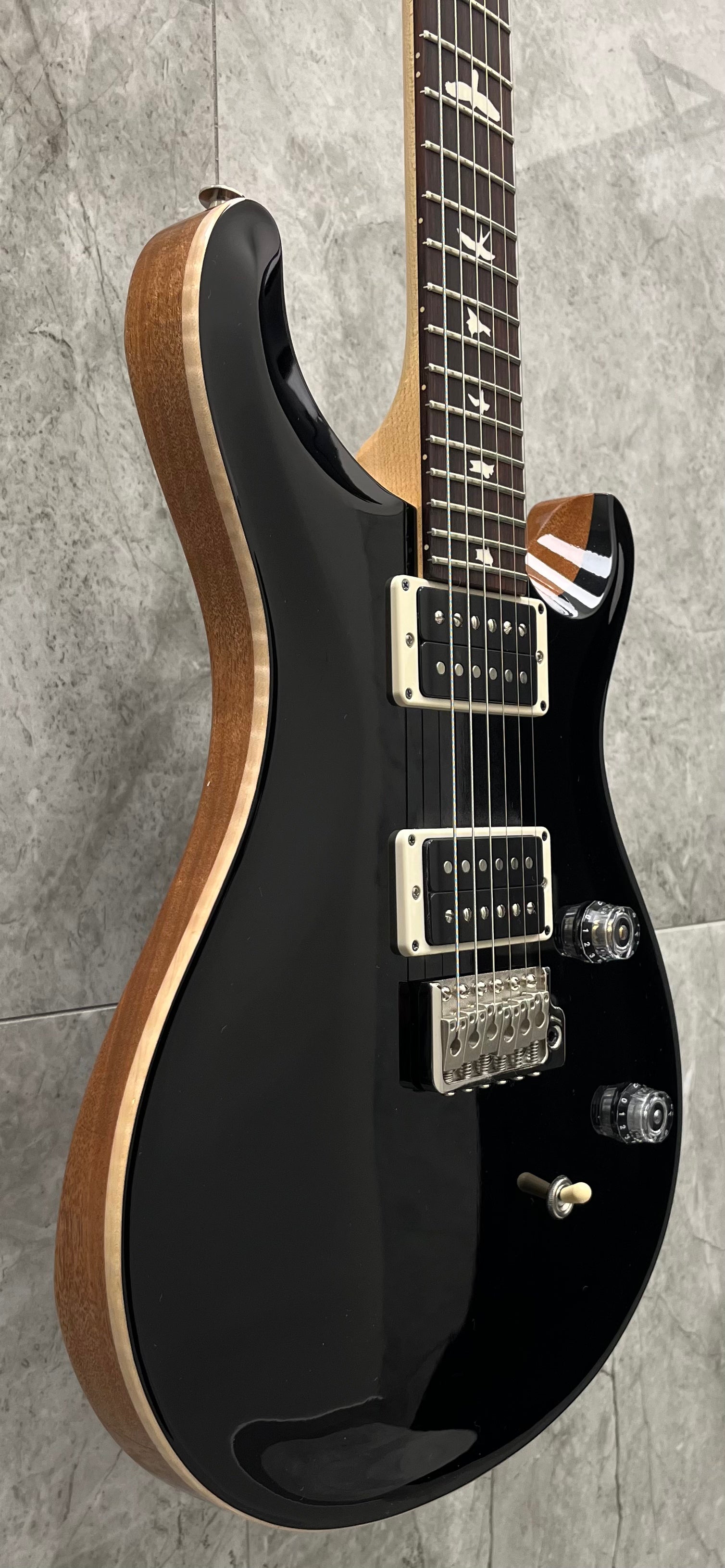 PRS Guitars USA CE24 KN - Black Top with Natural Back 112784::KN SERIAL NUMBER 24 0400190 - 7.8 LBS