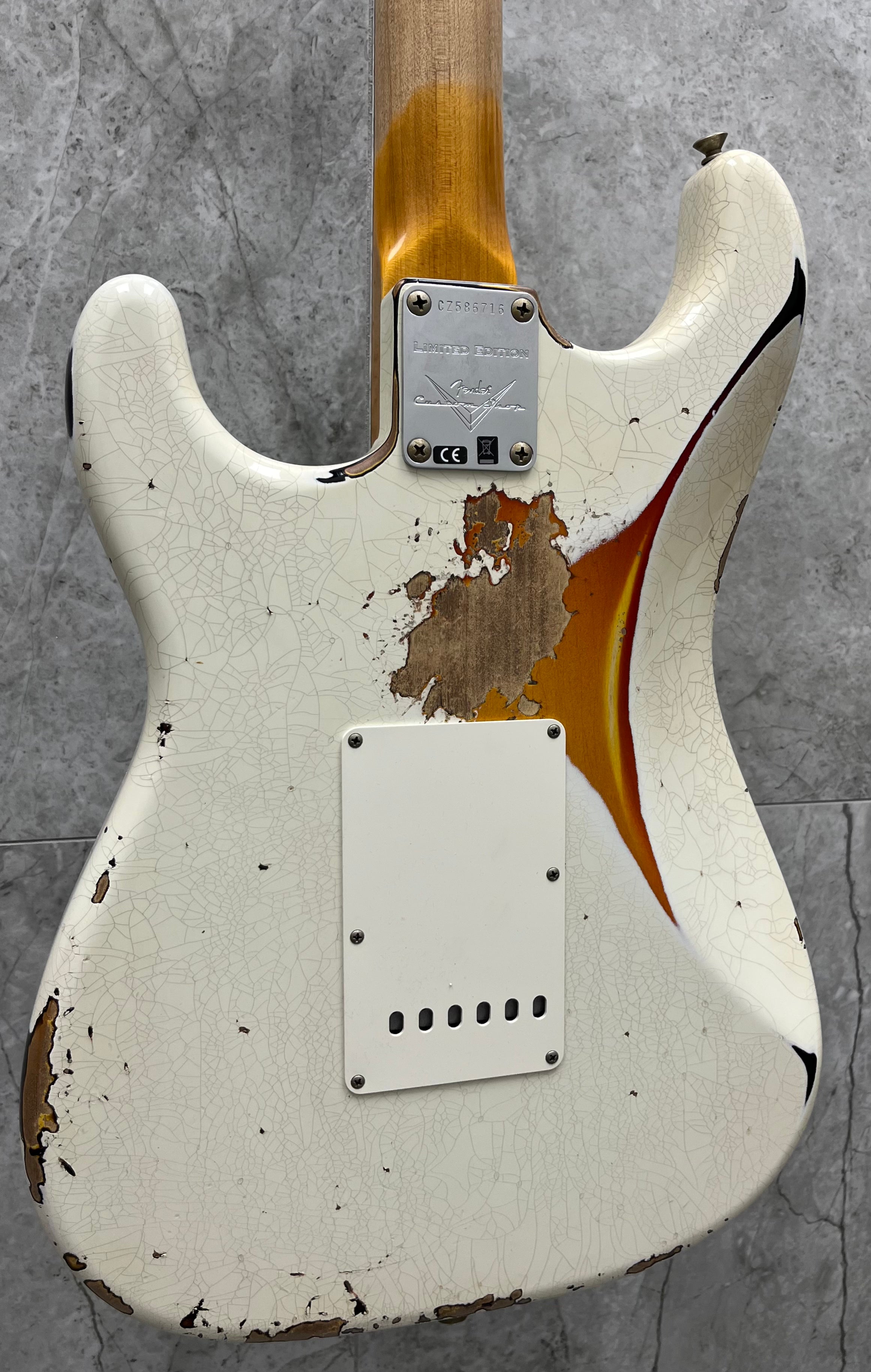 Fender USA Custom Shop Limited Edition 1962 Heavy Relic Stratocaster Aged Olympic White Over 3-Tone Sunburst 9236081164 SERIAL NUMBER CZ586716 7 LBS 15 OZ