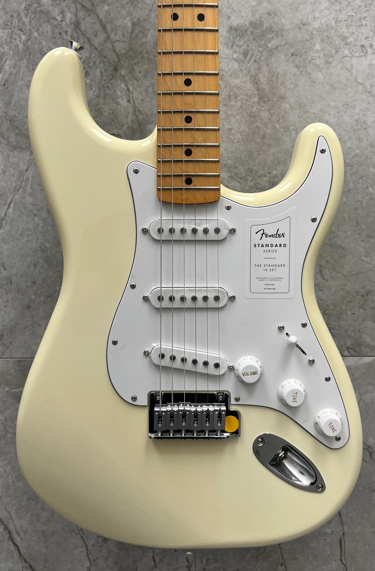FENDER Standard Stratocaster Maple Fingerboard Olympic White FENDER Standard Stratocaster Maple Fingerboard Olympic White
