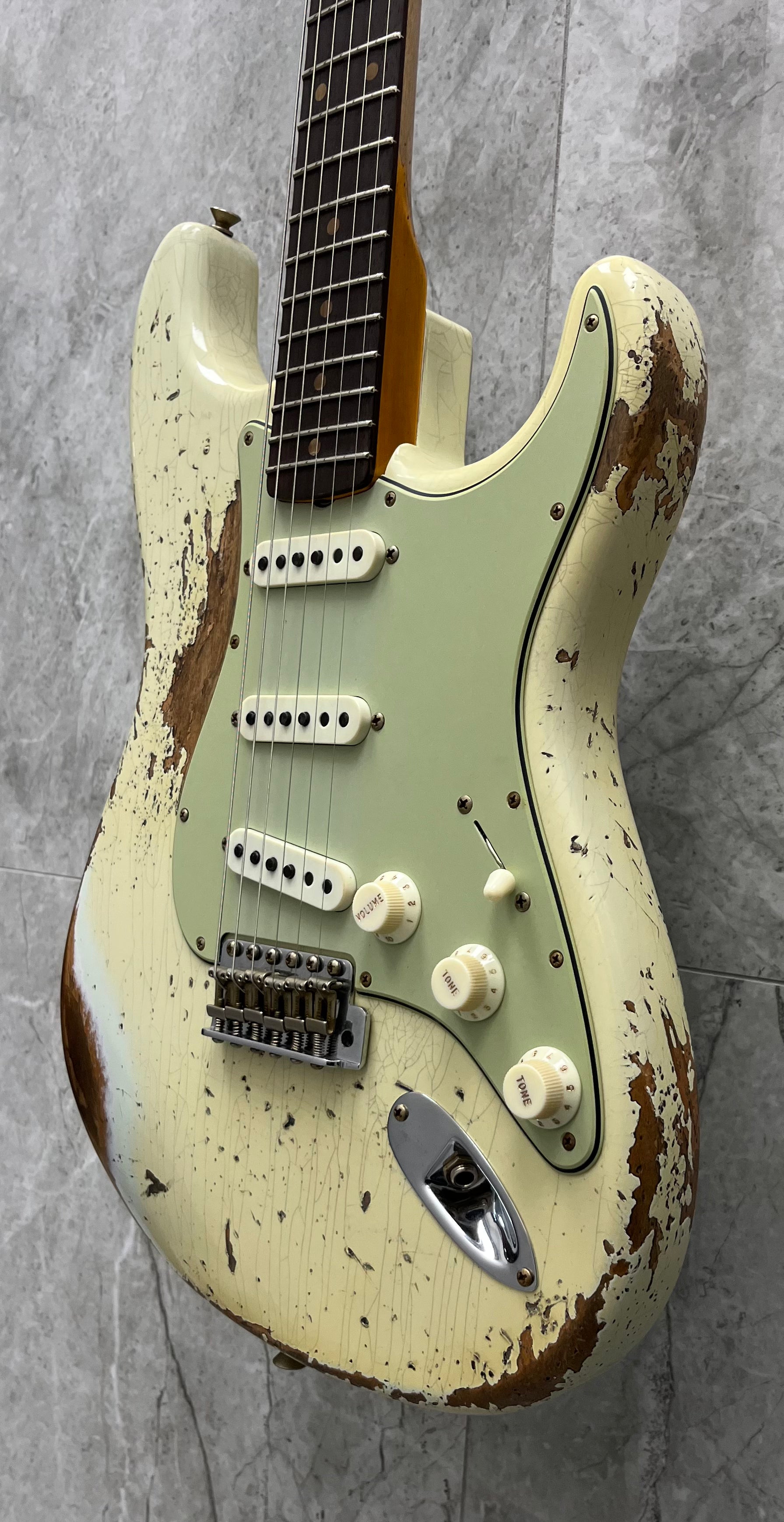Fender USA Custom Shop Special Run 62/63 Stratocaster Super Heavy Relic Tomatillo Green 9231017115 SERIAL NUMBER CZ585946 - 7 LBS 14 OZ