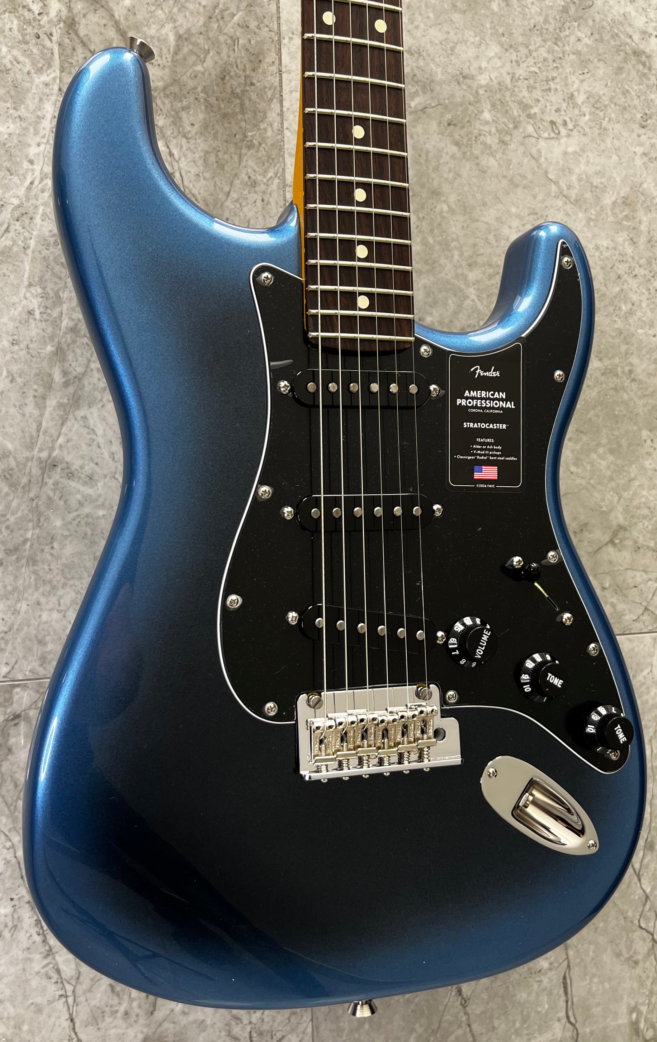 FENDER American Professional Stratocaster MADE IN THE USA Rosewood Fingerboard, Dark Night 011-1110-761 SERIAL NUMBER US26081717 - 8 LBS 4 OZ