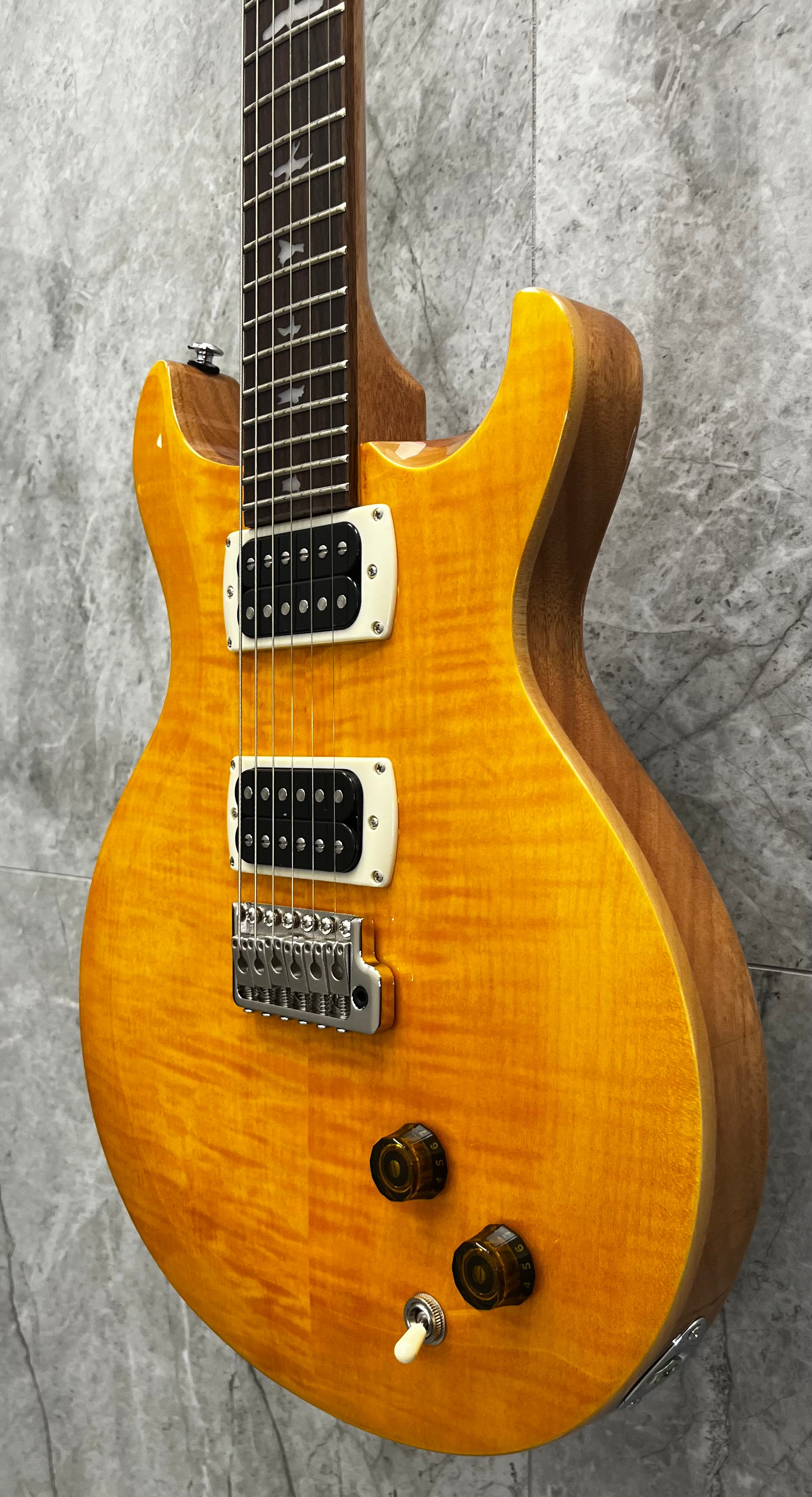 PRS GUITARS SANTANA SE 24 FRET - SANTANA YELLOW W/ GIG BAG 116008::SY SERIAL NUMBER CTII023438 - 7 LBS 9 OZ
