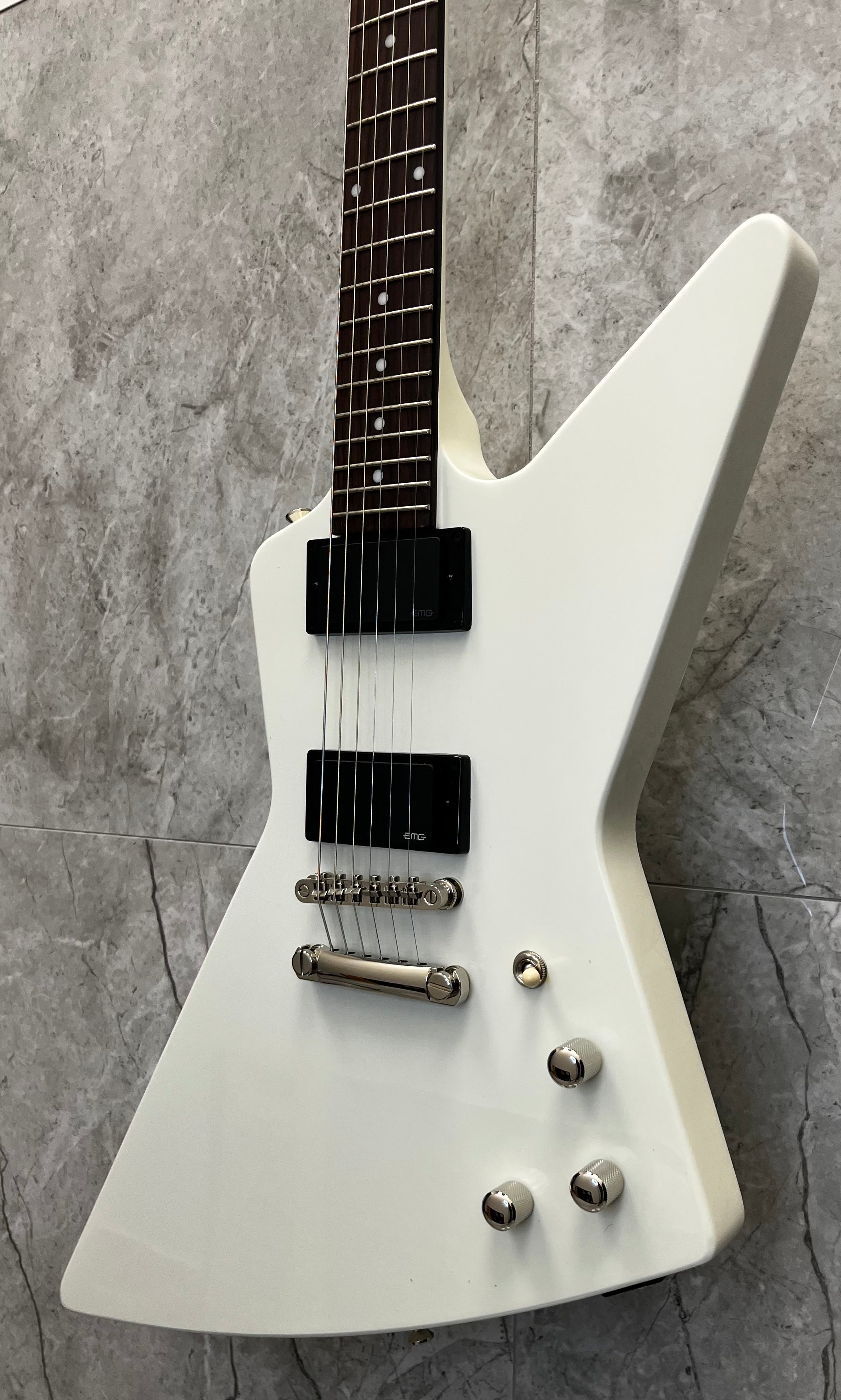 Epiphone Explorer 80s Electric Guitar with Gigbag - Classic White EIEX8CWNH SERIAL NUMBER 26041522270 - 7 LBS 6 OZ