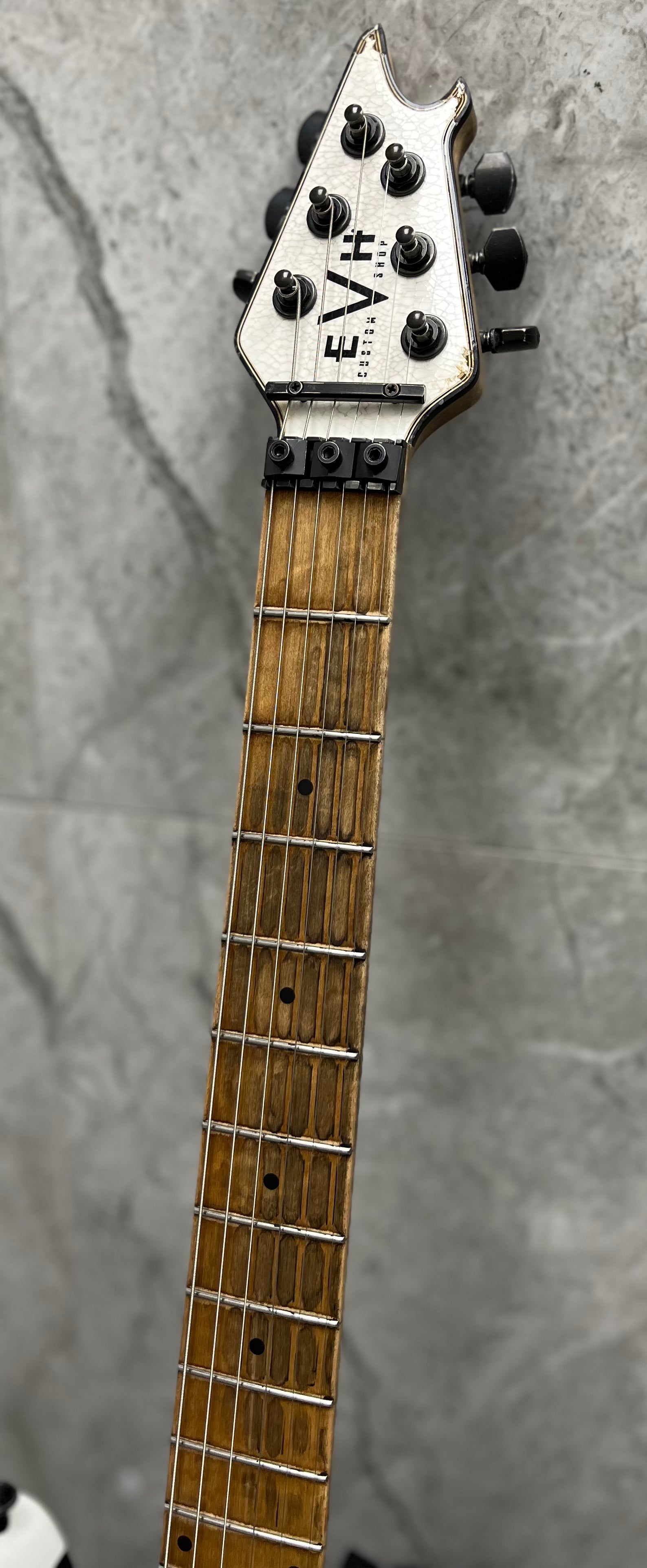 EVH USA CUSTOM SHOP STRIPED RELIC WOLFGANG WHITE / BLACK 5101025093 SERIAL NUMBER WG17791A - 8 LBS 6 OZ