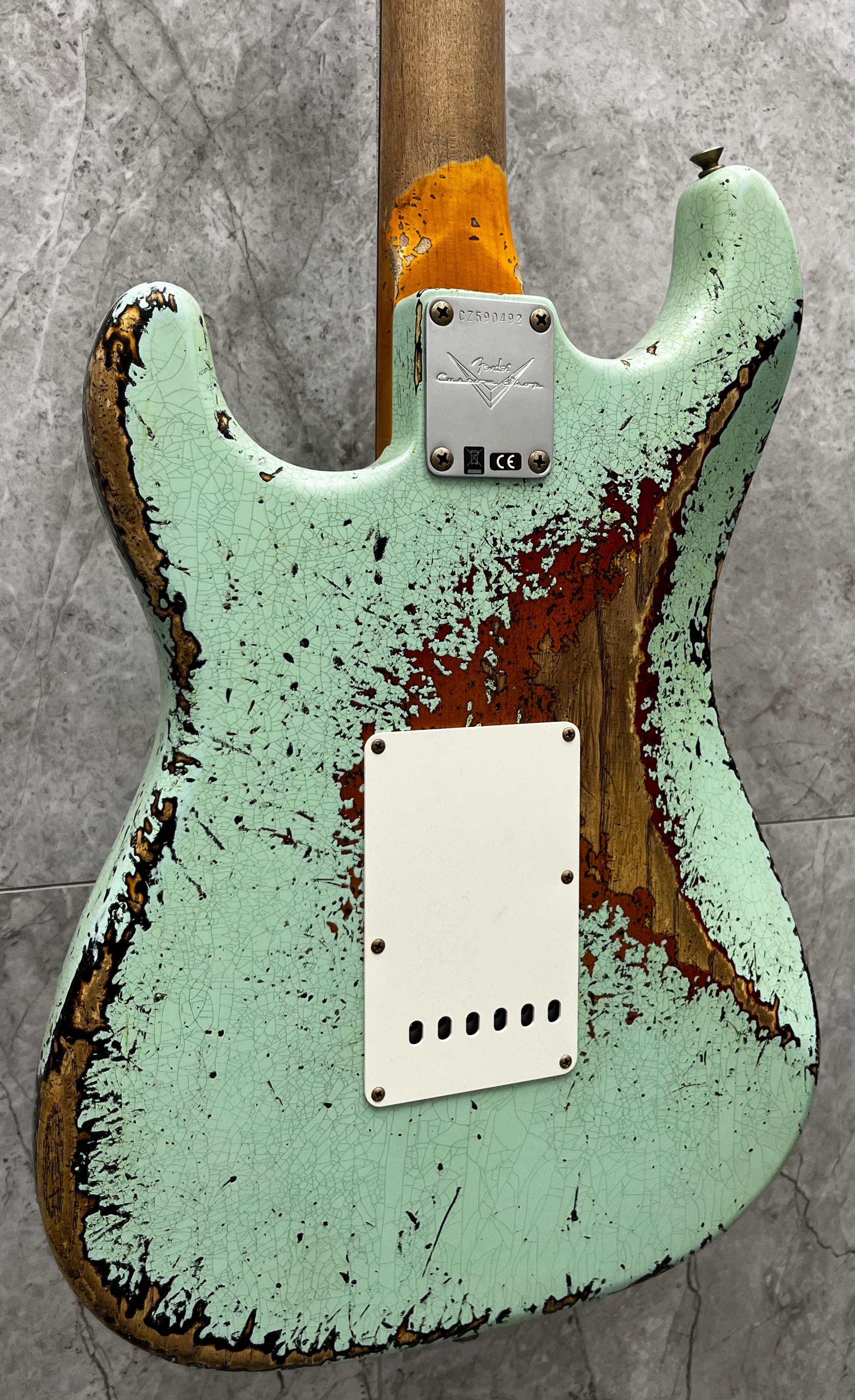 FENDER USA CUSTOM SHOP 1961 Stratocaster Super Heavy Relic, 3A Rosewood Fingerboard, Aged Surf Green over 3-Color Sunburst 9231016779 SERIAL NUMBER CZ590492 - 7 LBS 6 OZ
