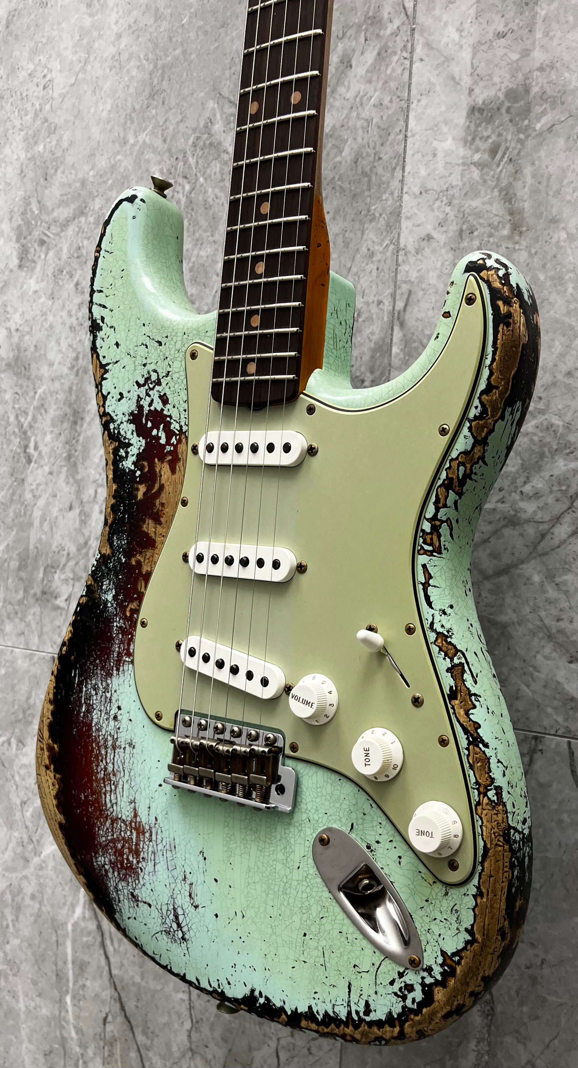 FENDER USA CUSTOM SHOP 1961 Stratocaster Super Heavy Relic, 3A Rosewood Fingerboard, Aged Surf Green over 3-Color Sunburst 9231016779 SERIAL NUMBER CZ590492 - 7 LBS 6 OZ