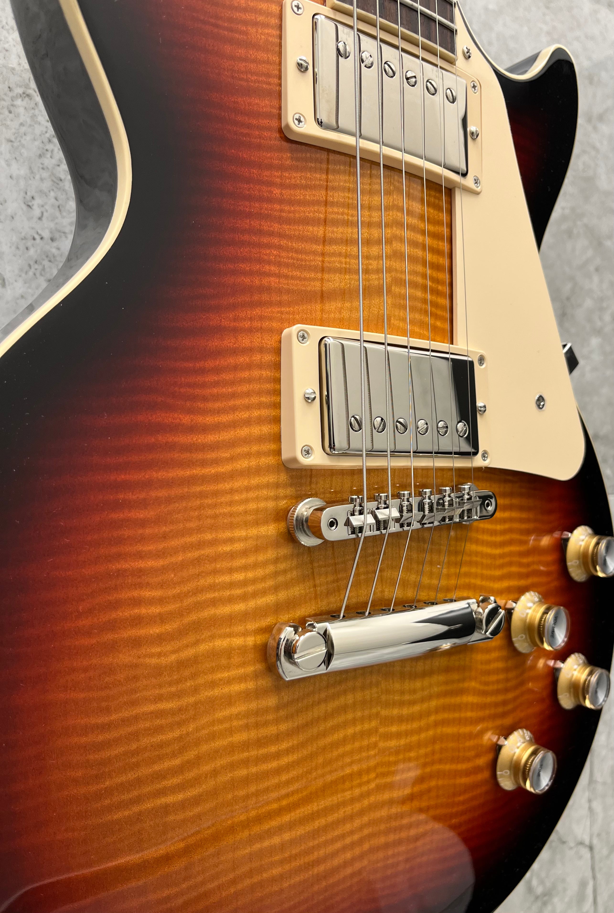 Gibson USA EXCLUSIVE Les Paul Standard 60s Limited Run AAA Flame Figured Top LPS6A23FINH SERIAL NUMBER 210240100 - 8.8 LBS