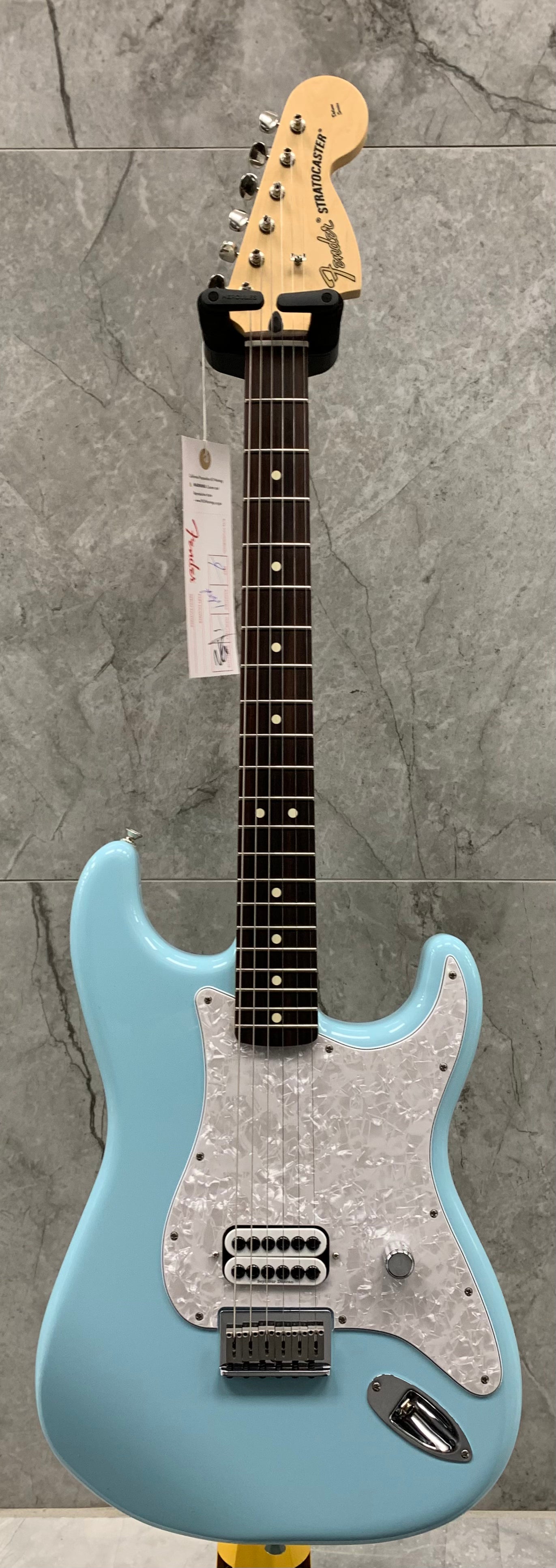 FENDER Limited Edition Tom Delonge Stratocaster, Rosewood Fingerboard, Daphne Blue 0148020304