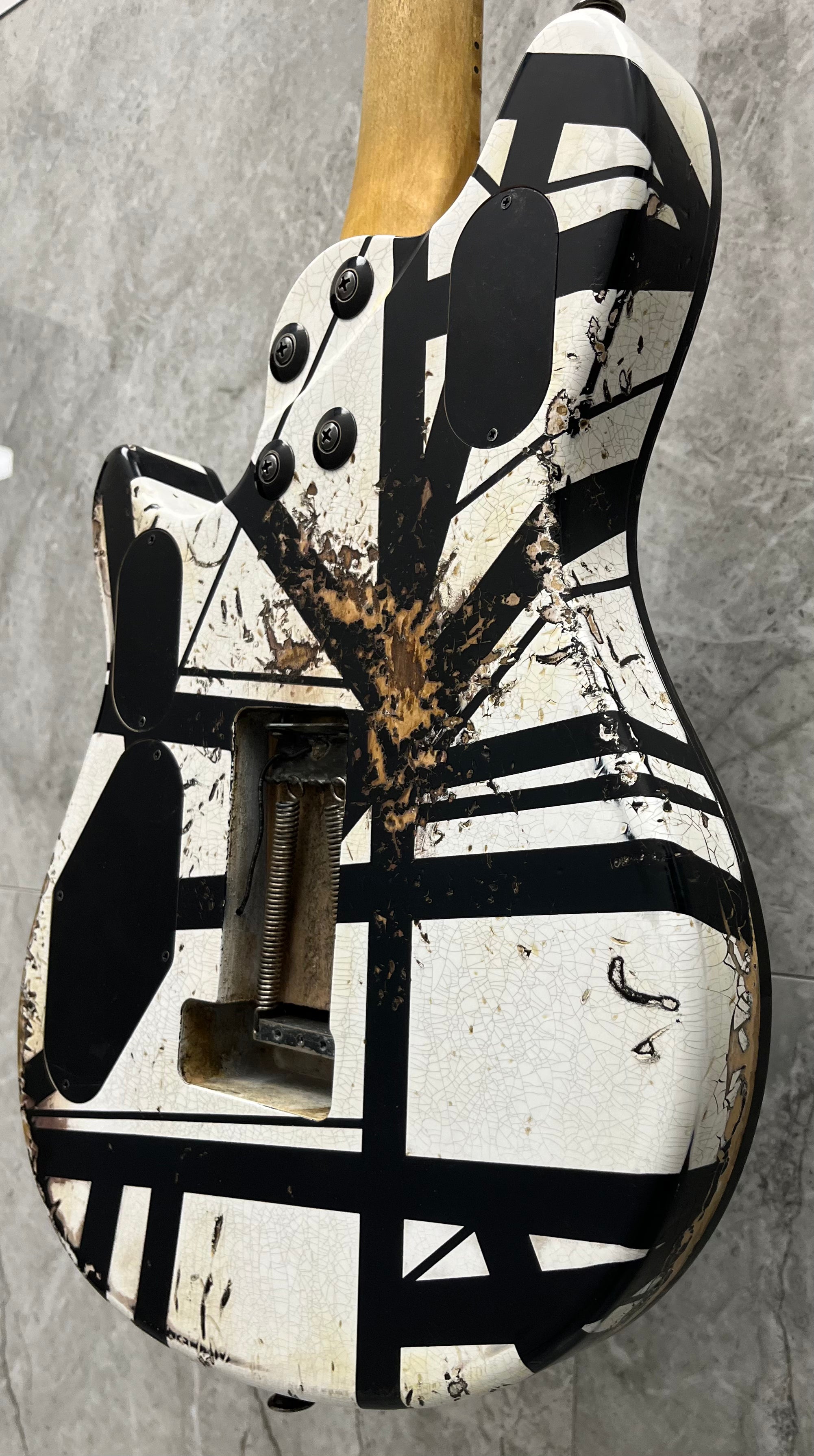 EVH USA CUSTOM SHOP STRIPED RELIC WOLFGANG WHITE / BLACK 5101025093 SERIAL NUMBER WG17583A - 7 LBS 9 OZ