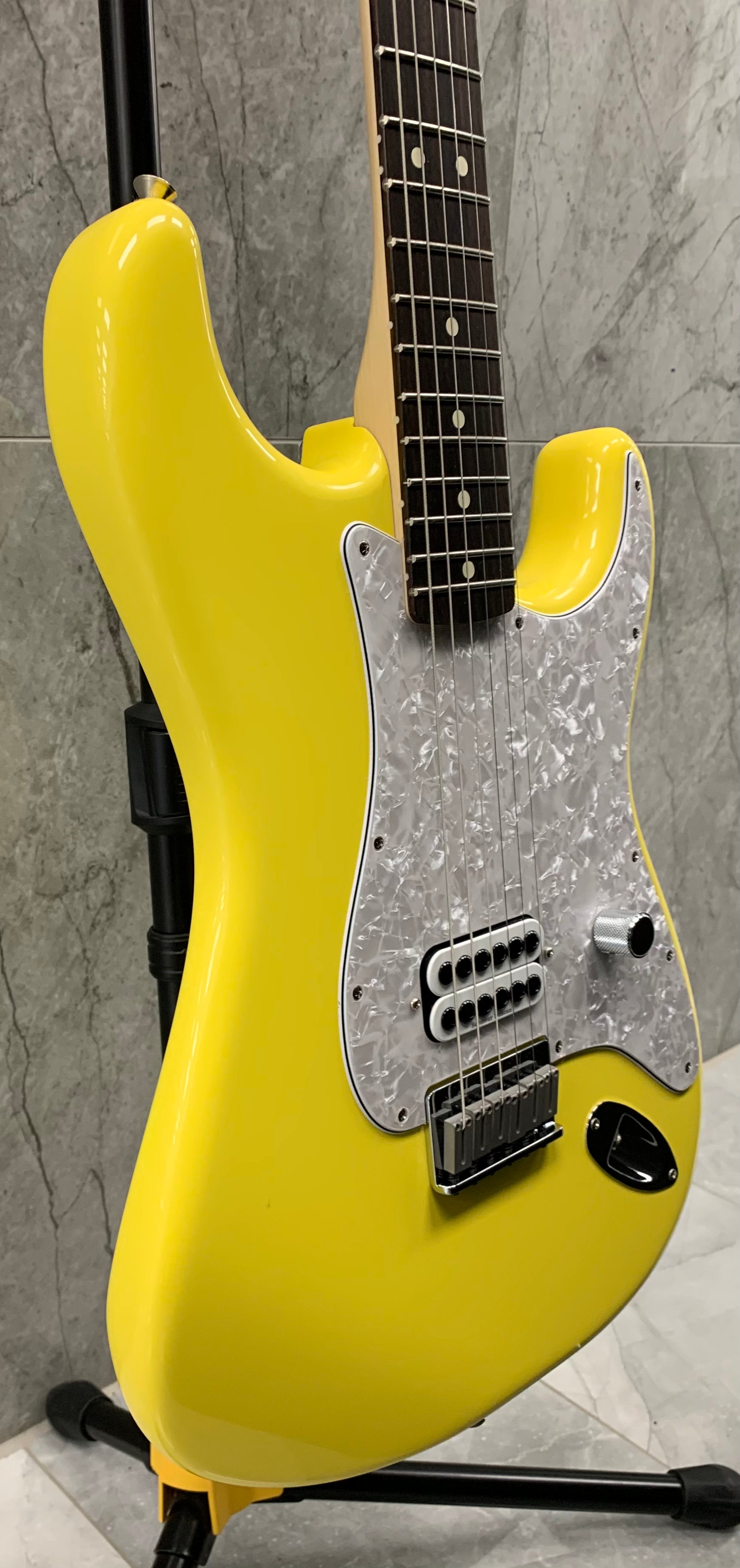 FENDER Limited Edition Tom Delonge Stratocaster, Rosewood Fingerboard, Graffiti Yellow 0148020363