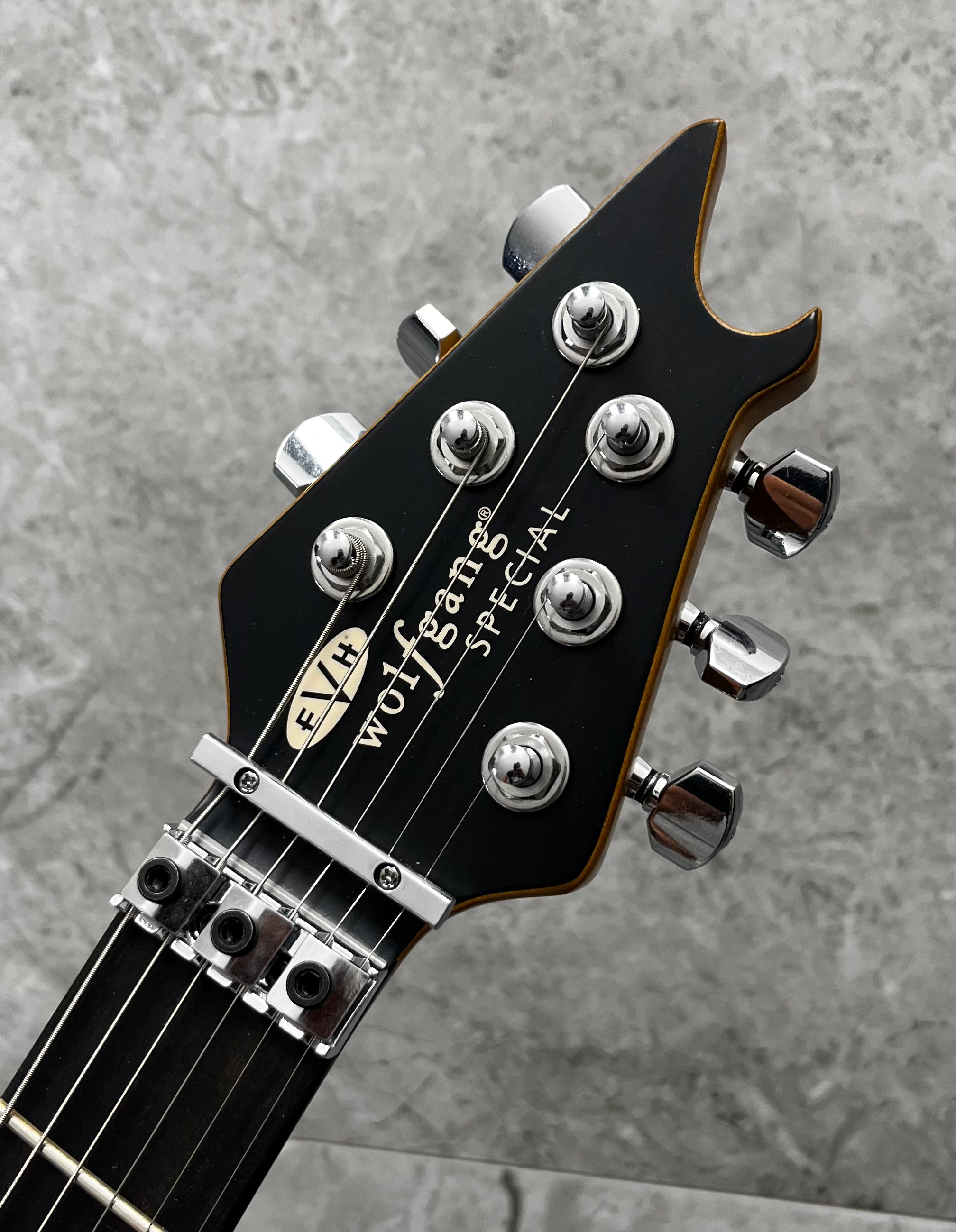 EVH Limited Edition 2015 Tour Relic Wolfgang Special Striped Series, Ebony Fingerboard, Distressed Ivory 5107015300 SERIAL NUMBER WG251470M - 7 LBS 3 OZ