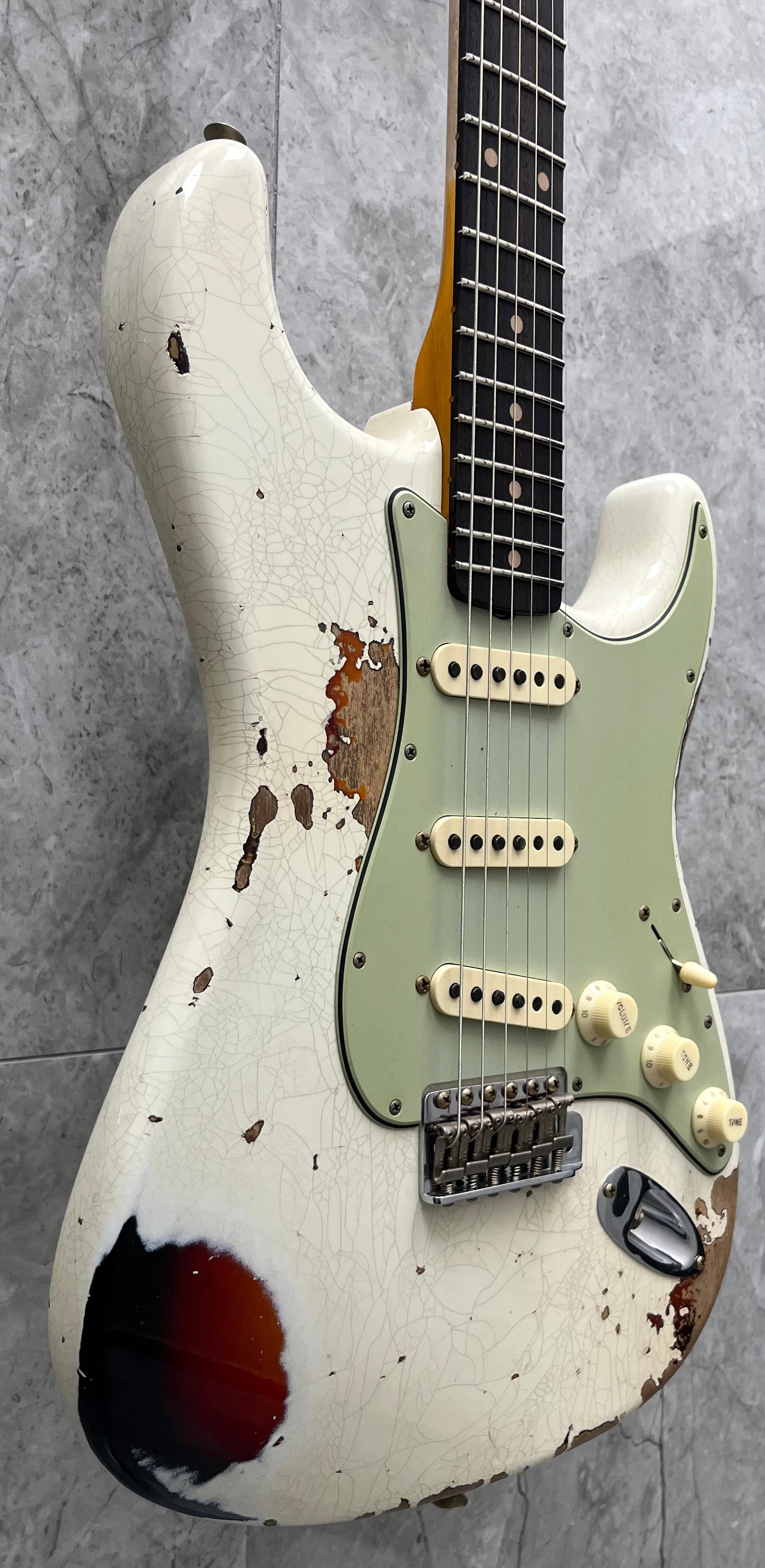 Fender USA Custom Shop Limited Edition 1962 Heavy Relic Stratocaster Aged Olympic White Over 3-Tone Sunburst 9236081164 SERIAL NUMBER CZ586716 7 LBS 15 OZ