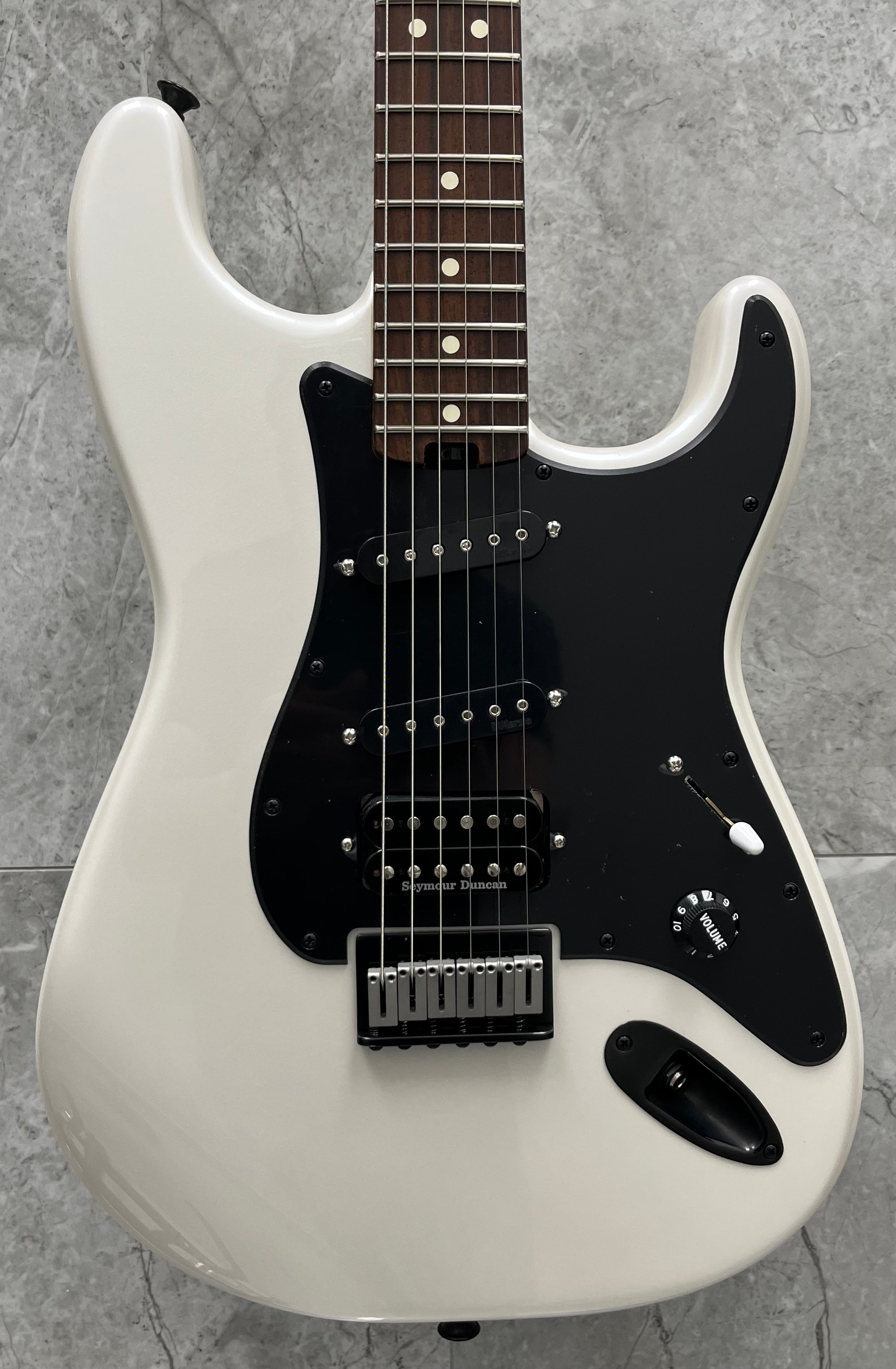 CHARVEL Jake E Lee Signature Pro-Mod So-Cal Style 1 HSS HT Rosewood Fingerboard Pearl White 2966253576 SERIAL NUMBER MC218934 - 7 LBS 9 OZ