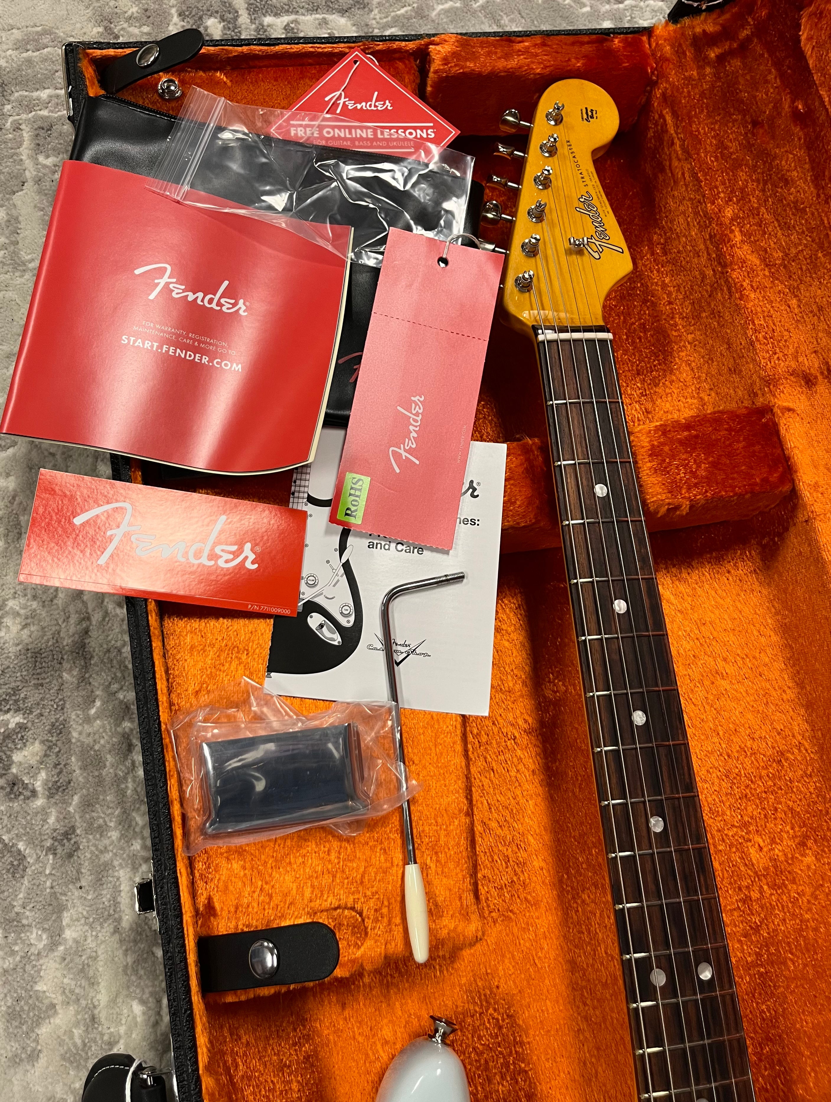 FENDER American Vintage II 1965 Stratocaster Round-Lam Rosewood Fingerboard, Sonic Blue 0110280872 SERIAL NUMBER V2551227 - 8.2 LBS