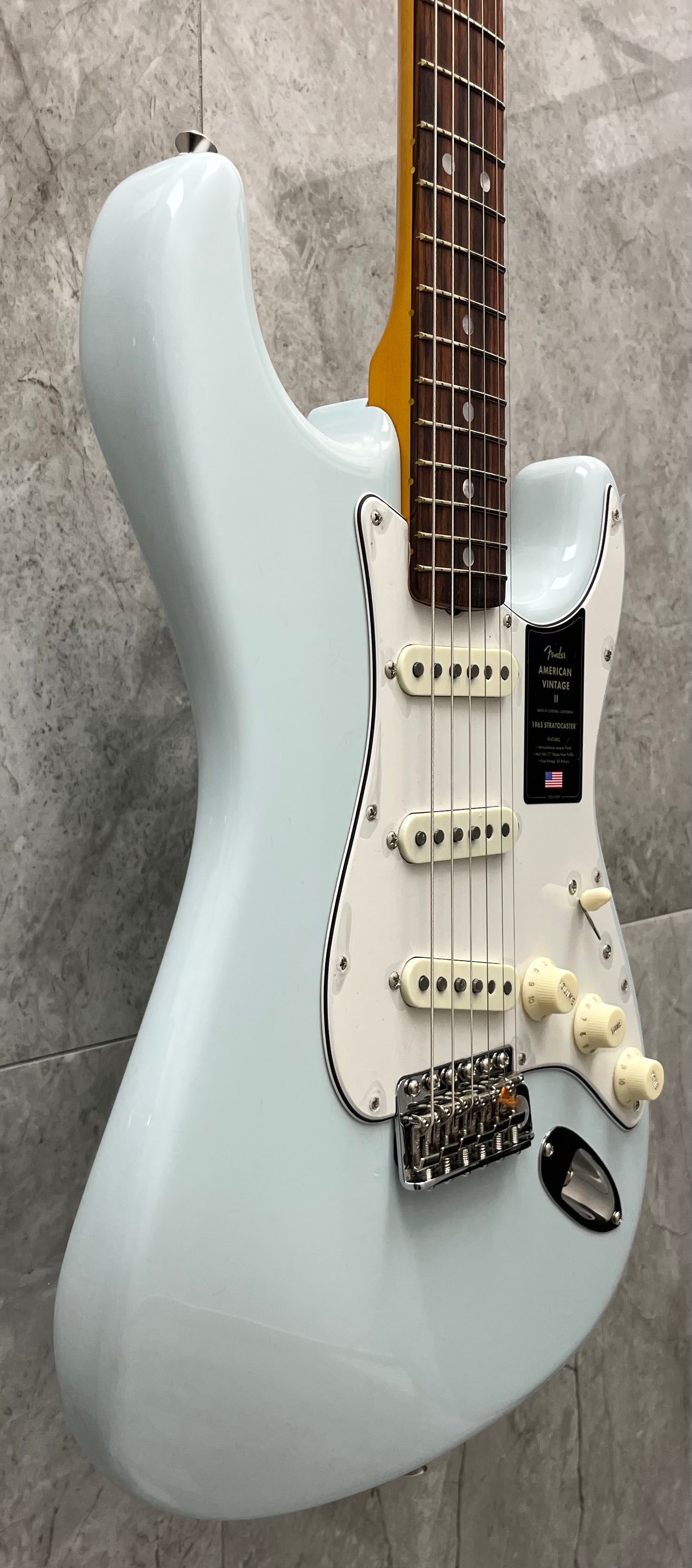 FENDER American Vintage II 1965 Stratocaster Round-Lam Rosewood Fingerboard, Sonic Blue 0110280872 SERIAL NUMBER V2551227 - 8.2 LBS