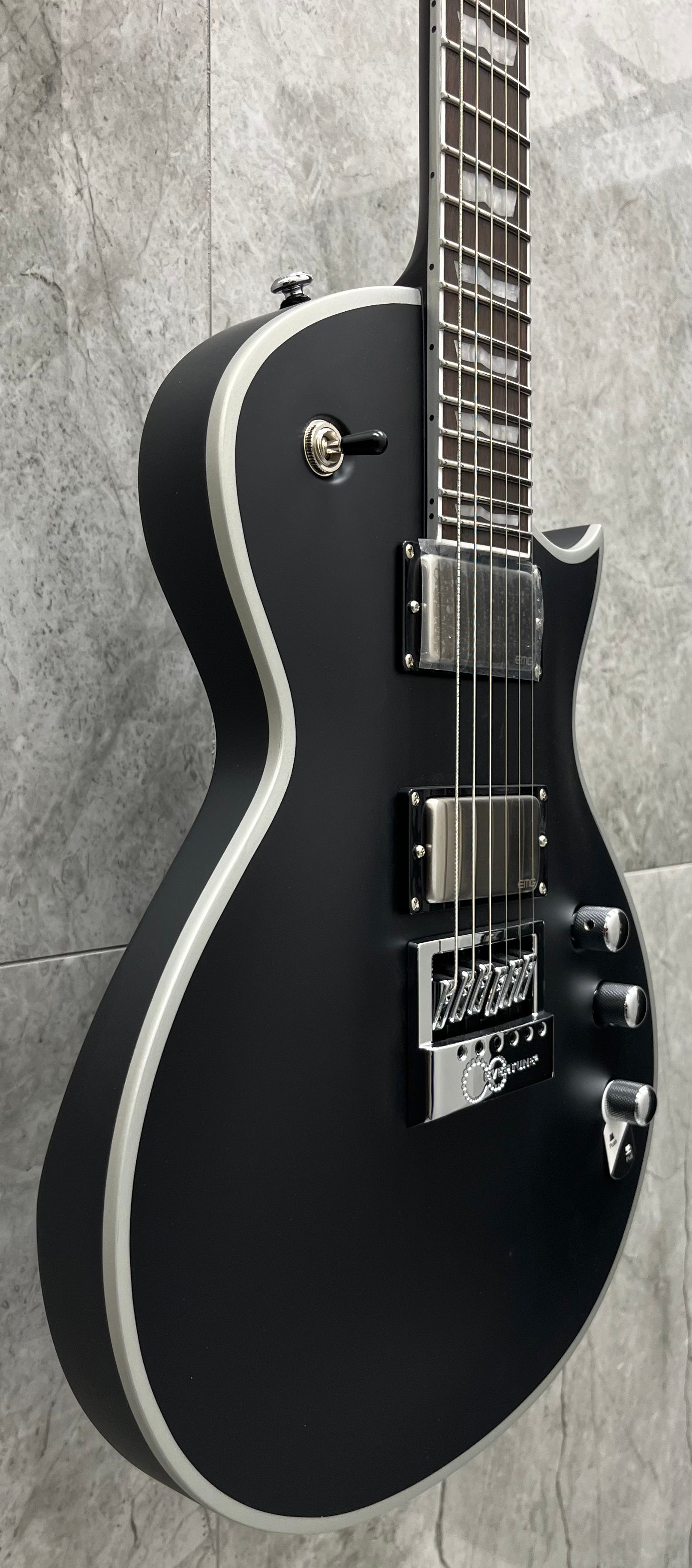 ESP LTD EC-1000 EVERTUNE BB BLACK SATIN LEC1000ETBBBLKS EC1000 SERIAL NUMBER W23041171 - 8.8 LBS