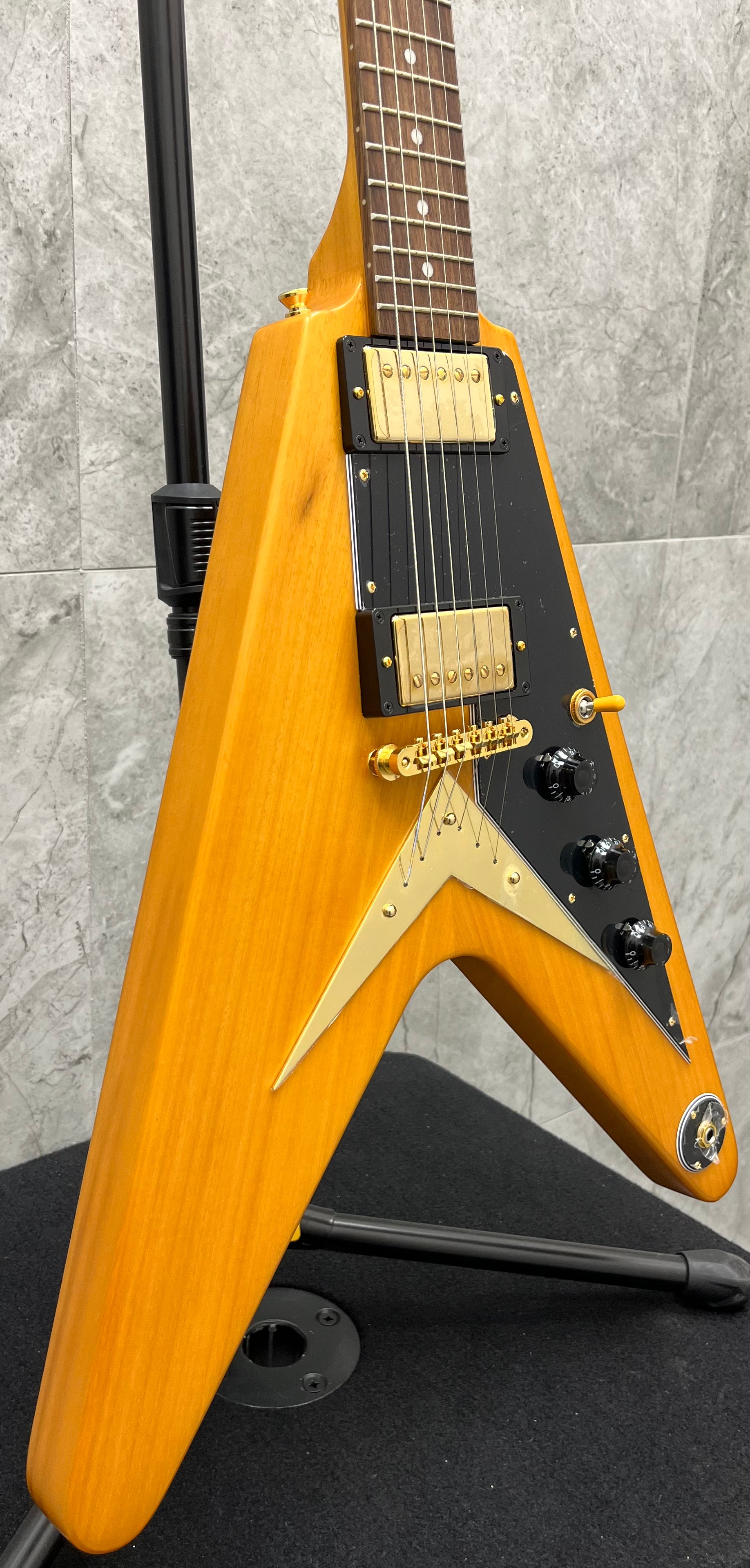 Epiphone Gibson Custom Shop Inspired 1958 Korina Flying V Black Pickguard IGCKFVBANAGH