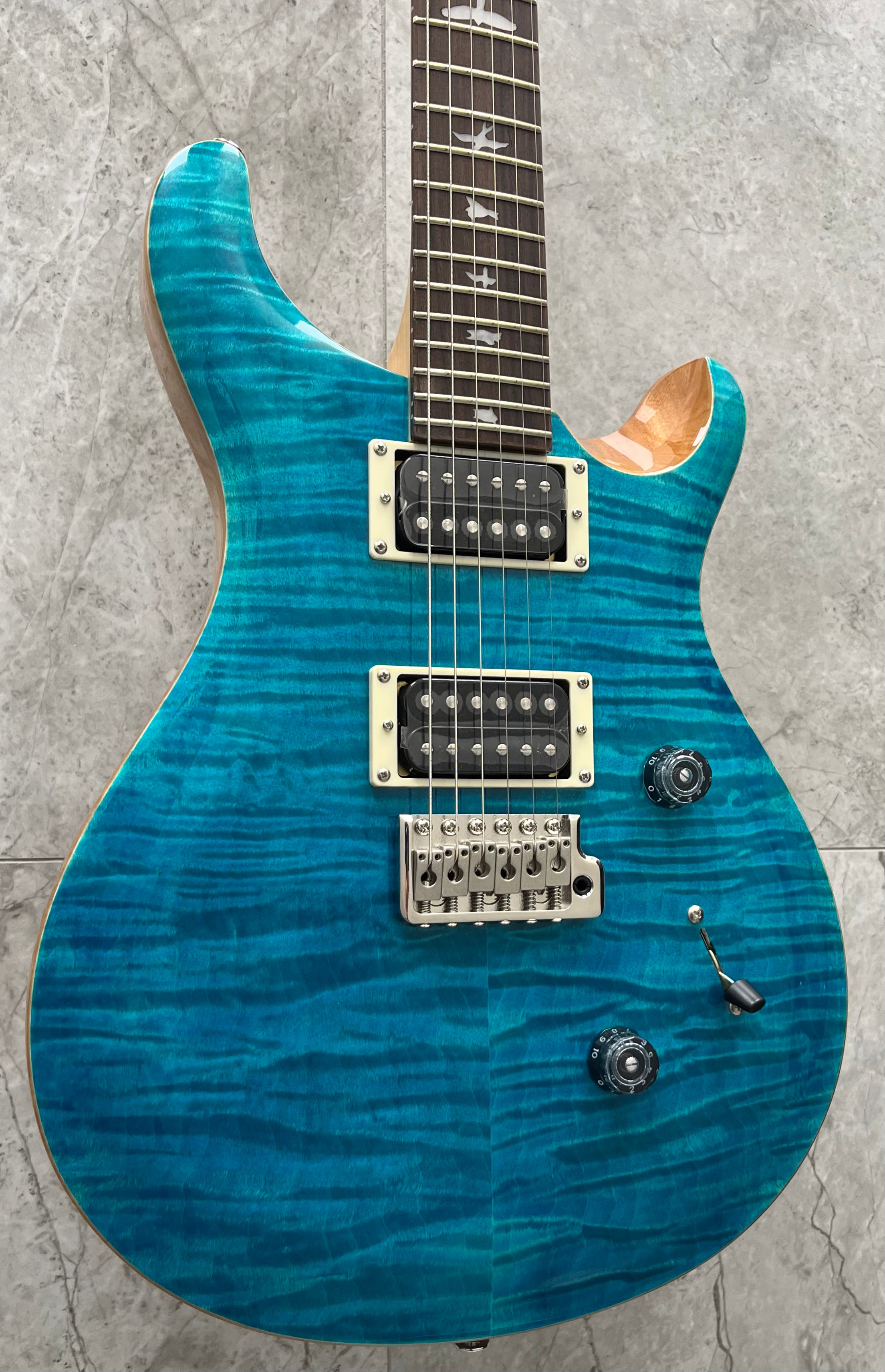 PRS GUITARS SE Custom 24 W/ GIG BAG Blue Matteo / Natural back 108193:BN SERIAL NUMBER CTIH002389 - 7 LBS 8 OZ