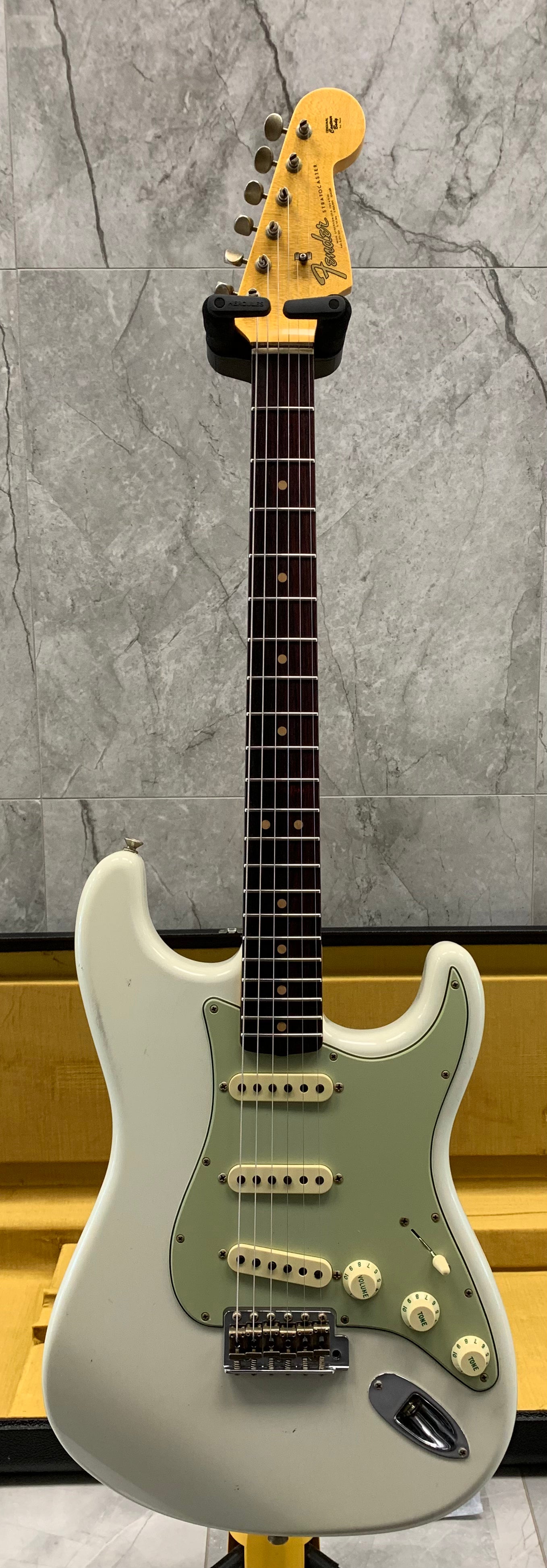 Fender Custom Shop 64 Stratocaster Journeyman Relic, Rosewood Fingerboard in Aged Olympic White 9235001578