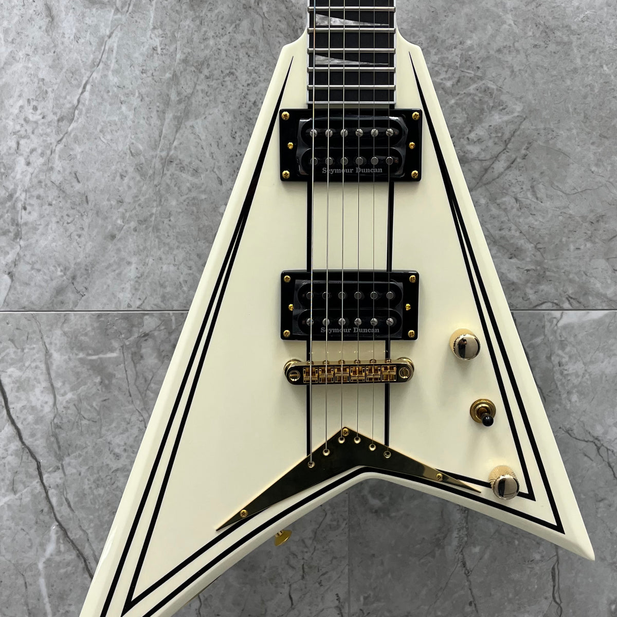 Jackson Pro Rhoads RRT-3, Ebony Fingerboard, Ivory with Black Jackson Pro Rhoads RRT-3, Ebony Fingerboard, Ivory with Black