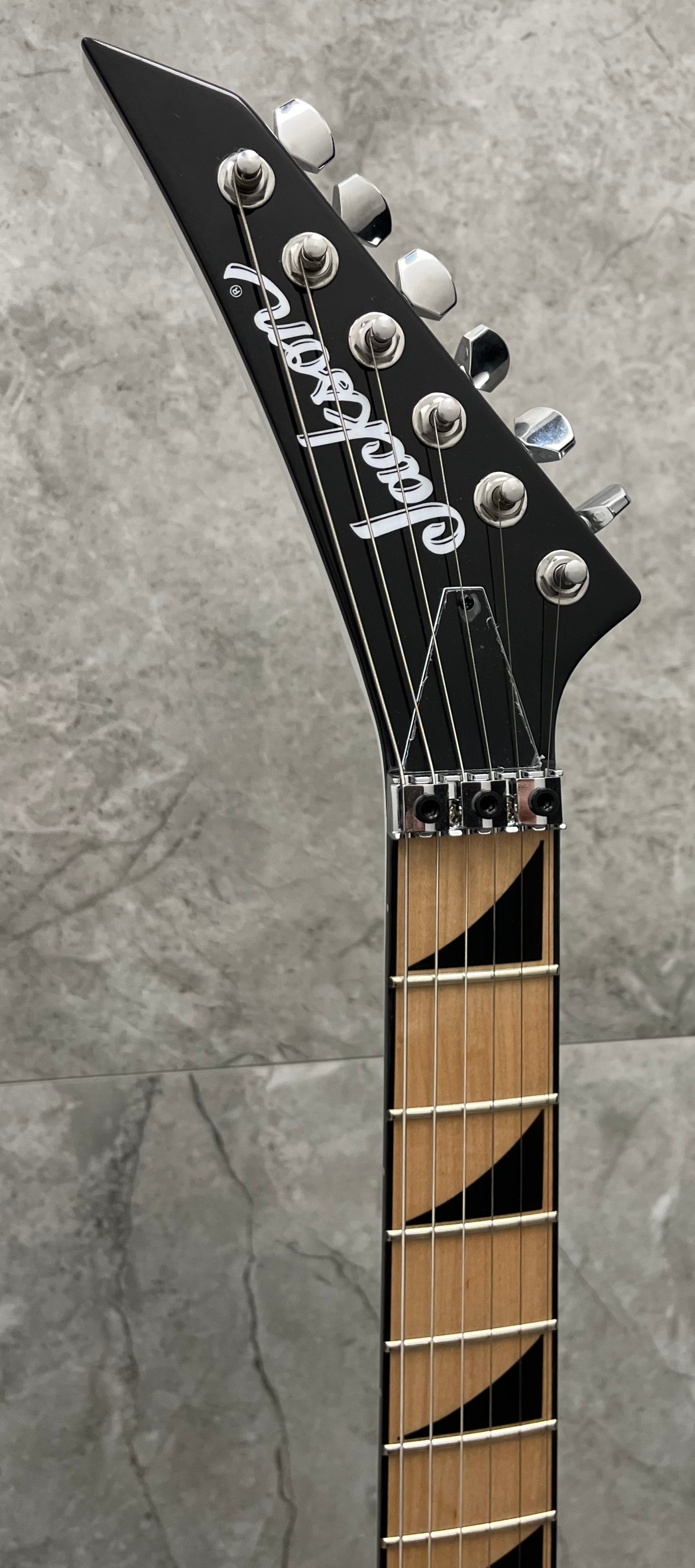 Jackson X Series Rhoads RRX24M Maple Fingerboard Snow White with Black Pinstripes SERIAL NUMBER ICJ2500548 - 7.6 LBS