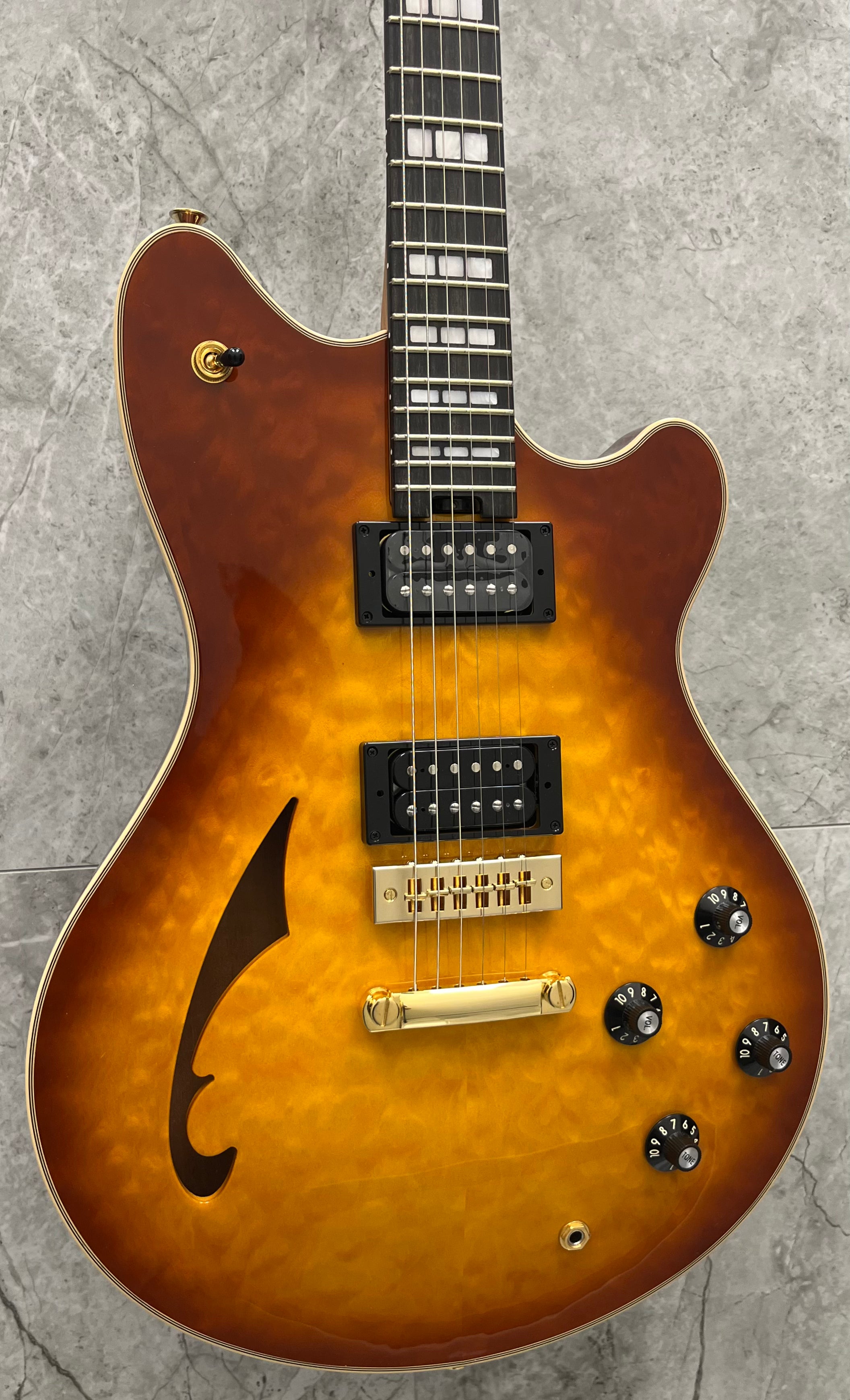 EVH SA-126 Special SEMI HOLLOW BODY QM, Tobacco Sunburst 5107726893 USED SPECIAL SERIAL NUMBER SA126241138 - 8.0 LBS