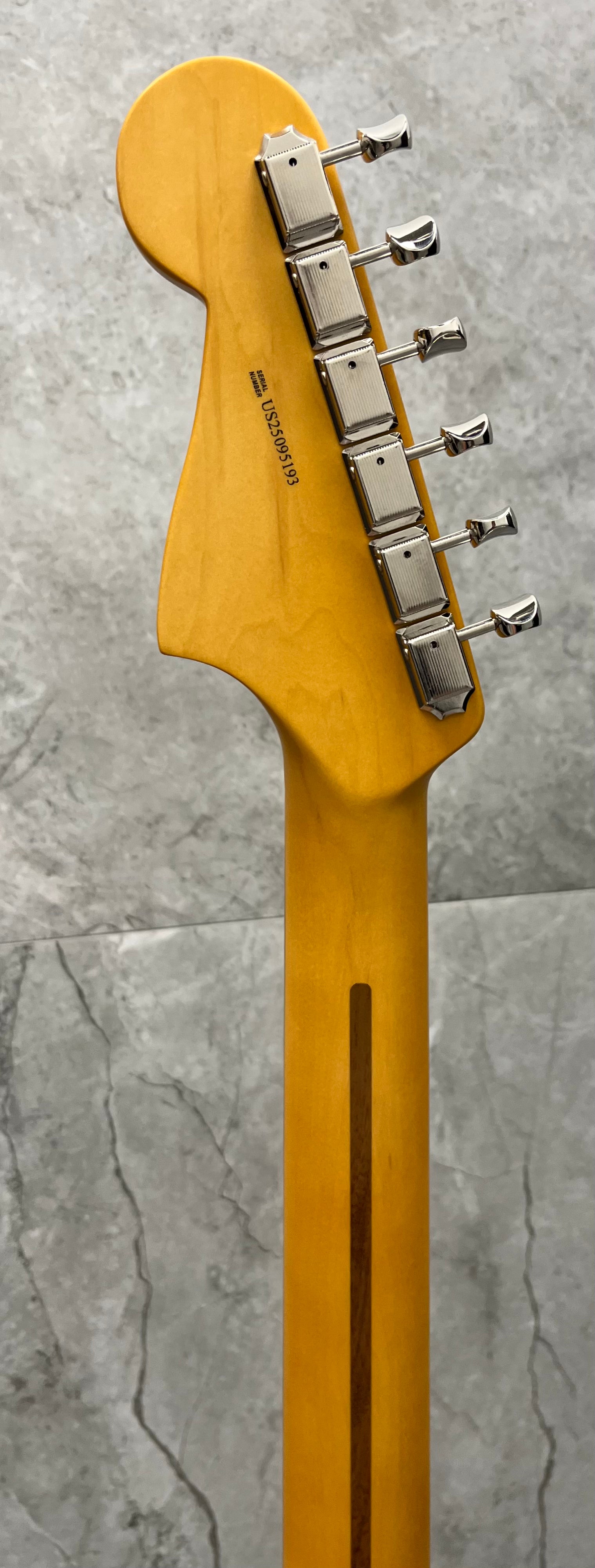 Fender American Professional Classic Jazzmaster Rosewood Fingerboard, 3-Color Sunburst 0114980300 SERIAL NUMBER US25095193 - 8.0 LBS