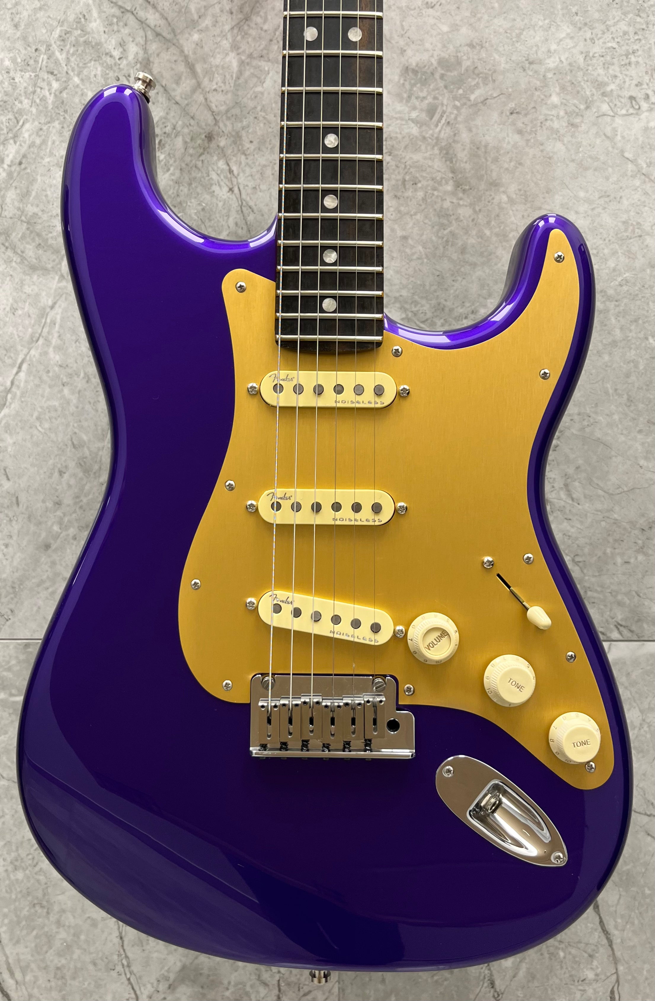 FENDER USA FSR Limited Edition American Ultra Stratocaster Plum Metallic w/Ebony Fingerboard & Anodized Gold Pickguard 0118011713 SERIAL NUMBER US240007406 - 8.0 LBS