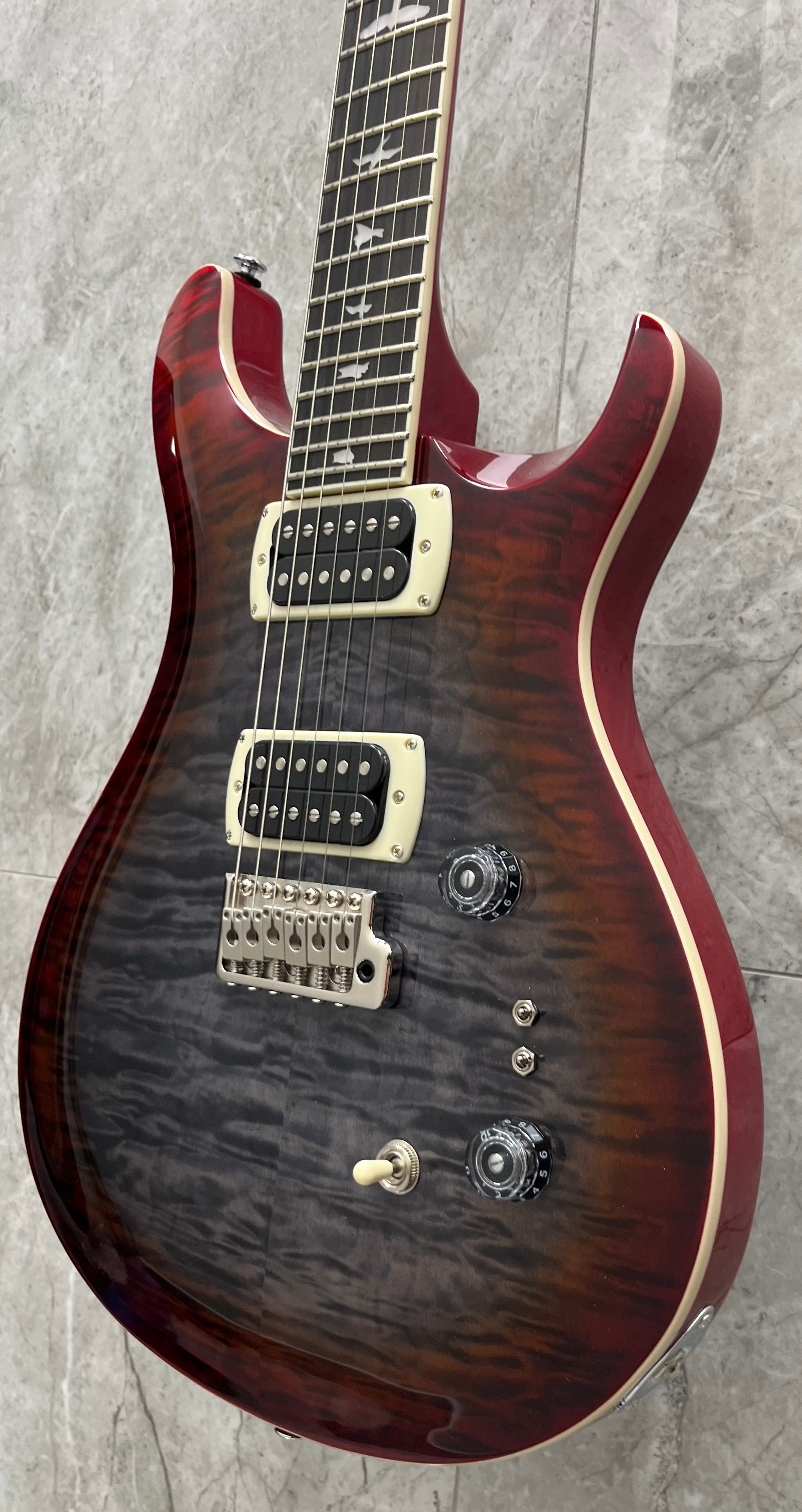 PRS Guitars SE Custom 24-08 Quilt Electric Guitar with Gig Bag - Charcoal Cherry Burst 115995::CG SERIAL NUMBER CTIH066547 - 7 LBS 10 OZ