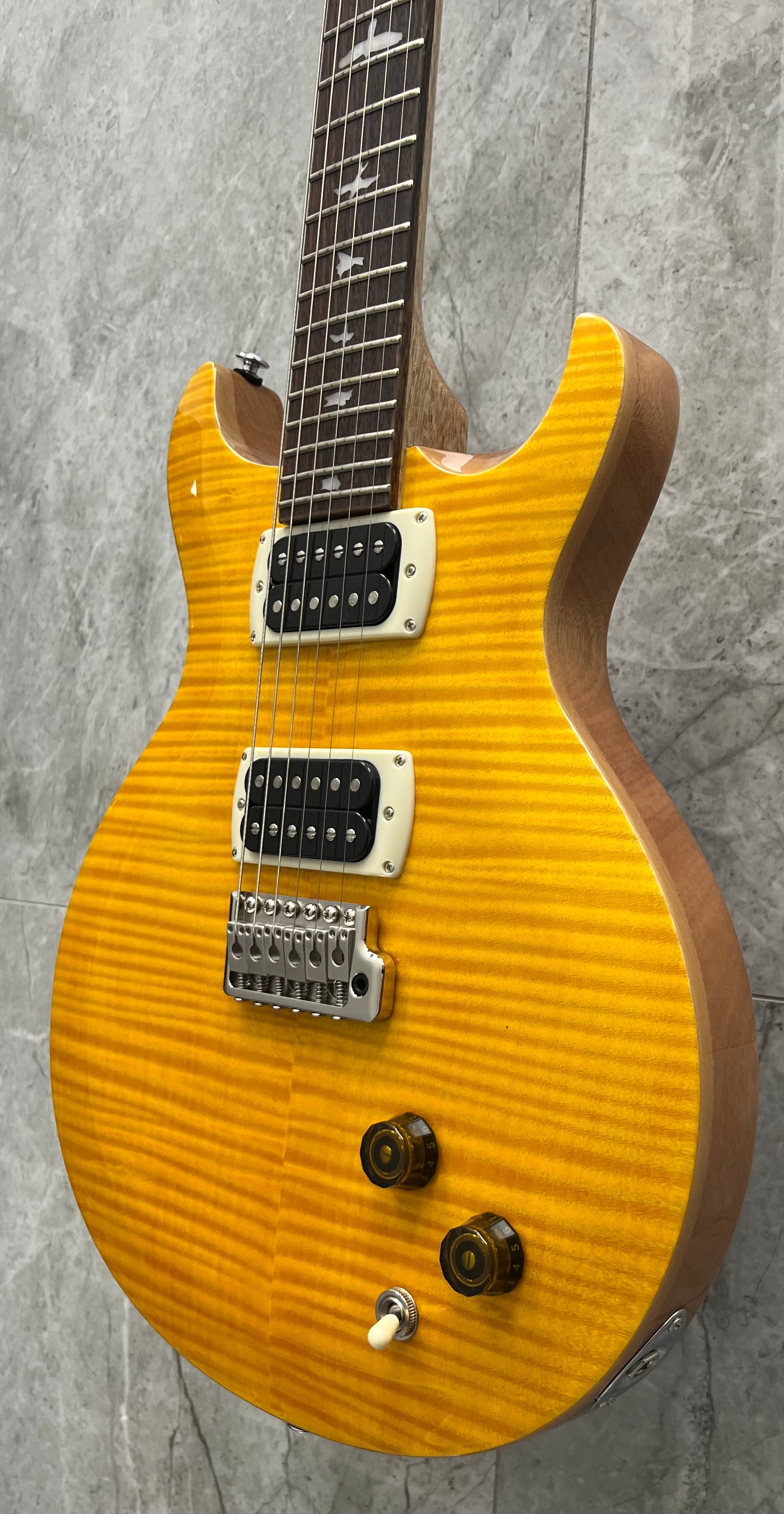 PRS GUITARS SANTANA SE 24 FRET - SANTANA YELLOW W/ GIG BAG 116008::SY SERIAL NUMBER CTIH064424 - 7 LBS 3 OZ