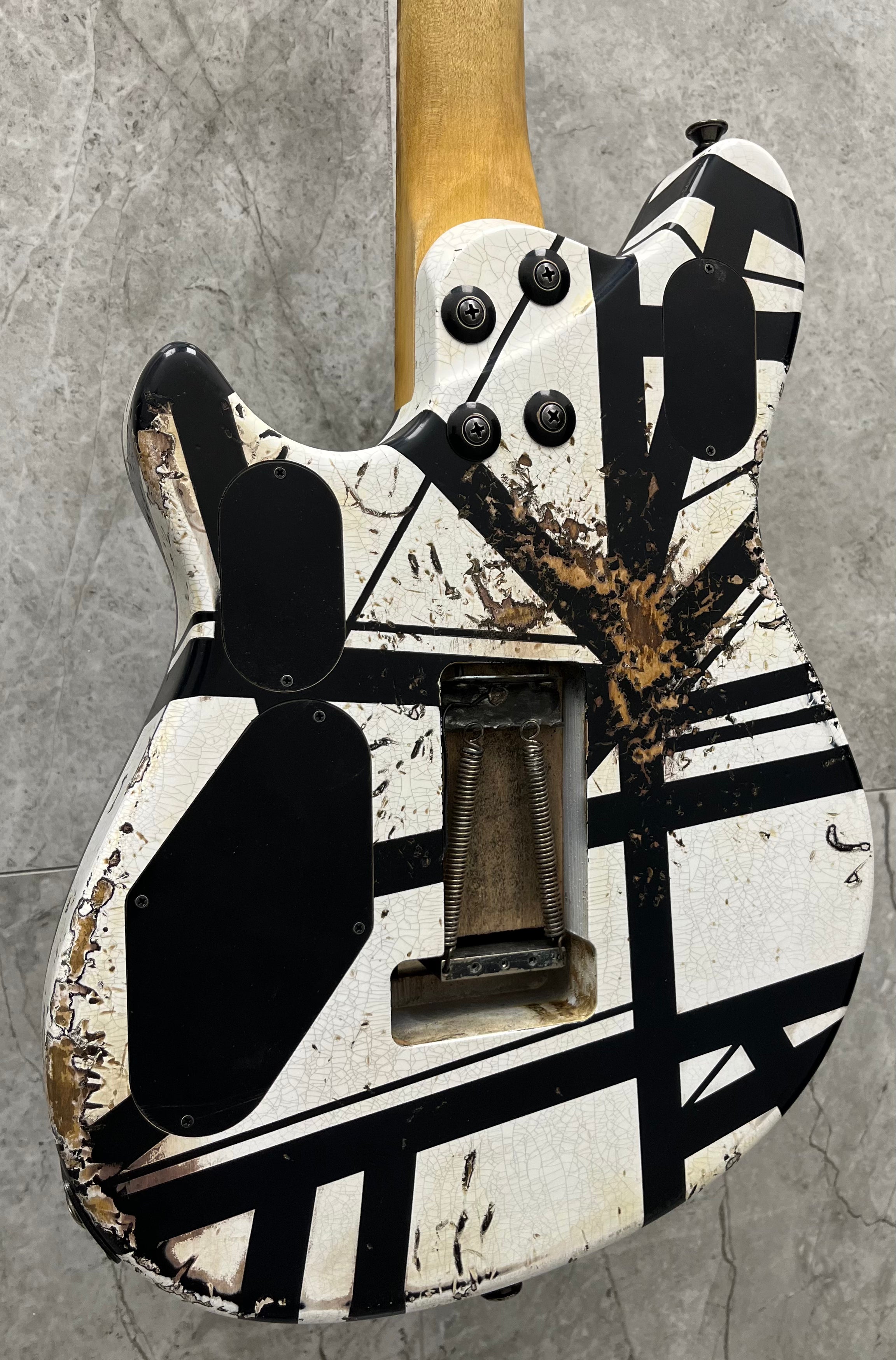 EVH USA CUSTOM SHOP STRIPED RELIC WOLFGANG WHITE / BLACK 5101025093 SERIAL NUMBER WG17583A - 7 LBS 9 OZ