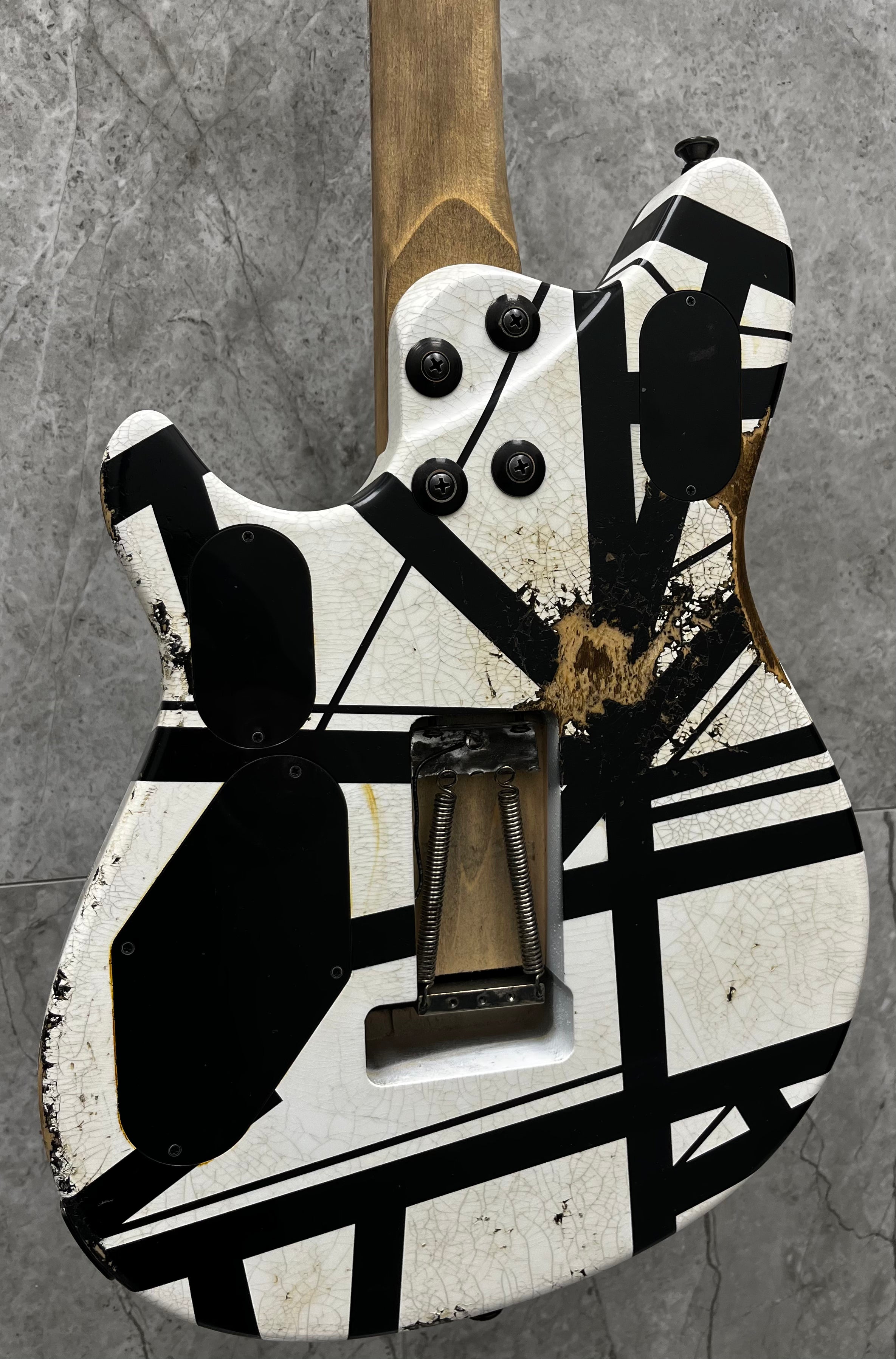 EVH USA CUSTOM SHOP STRIPED RELIC WOLFGANG WHITE / BLACK 5101025093 SERIAL NUMBER WG17791A - 8 LBS 6 OZ