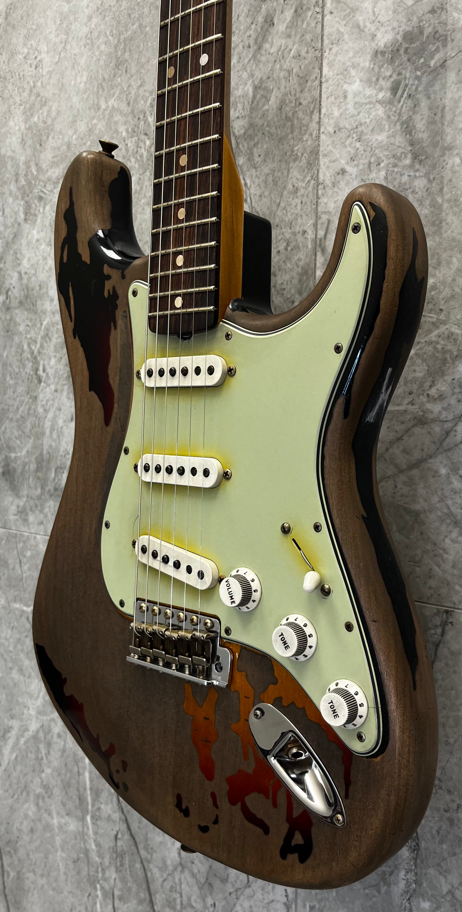 Fender USA Custom Shop Rory Gallagher Signature Stratocaster Relic Rosewood Fingerboard, 3-Color Sunburst 9235001128 SERIAL NUMBER R150379 - 7 LBS 15 OZ