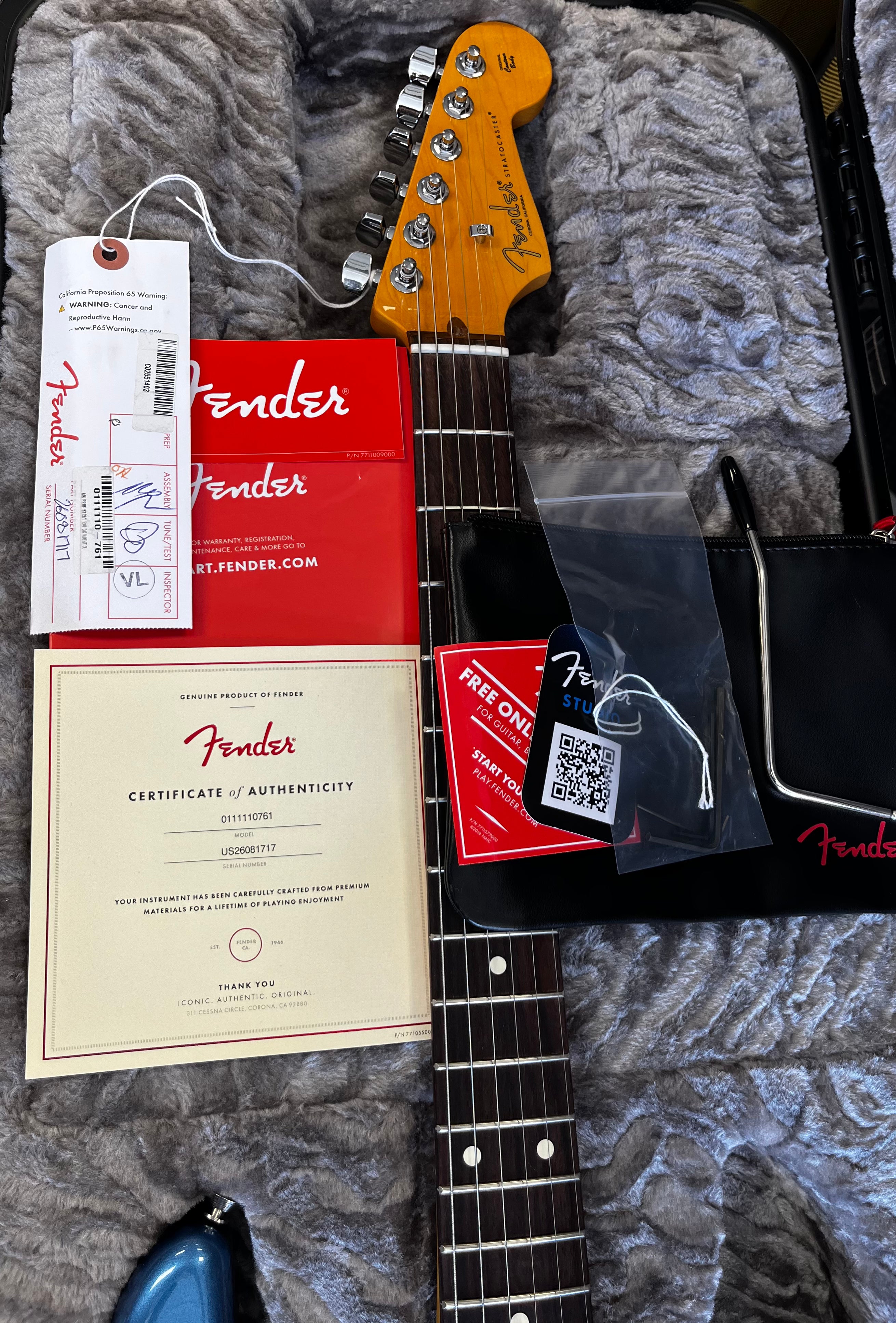FENDER American Professional Stratocaster MADE IN THE USA Rosewood Fingerboard, Dark Night 011-1110-761 SERIAL NUMBER US26081717 - 8 LBS 4 OZ