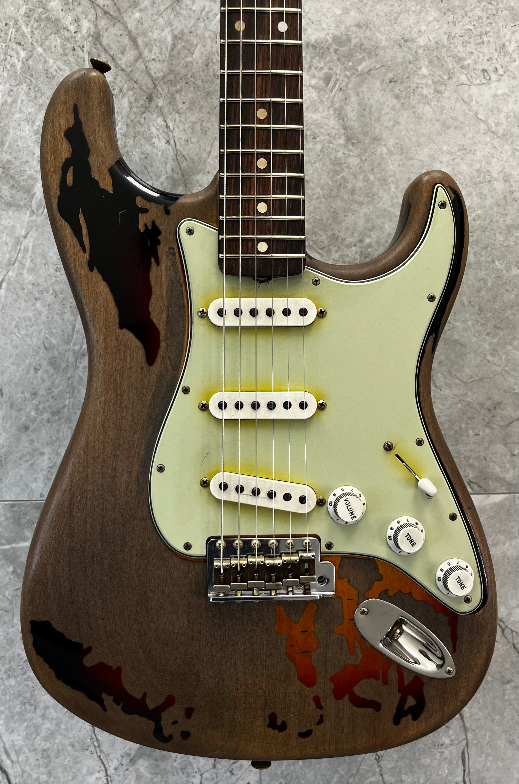 Fender USA Custom Shop Rory Gallagher Signature Stratocaster Relic Rosewood Fingerboard, 3-Color Sunburst 9235001128 SERIAL NUMBER R150379 - 7 LBS 15 OZ