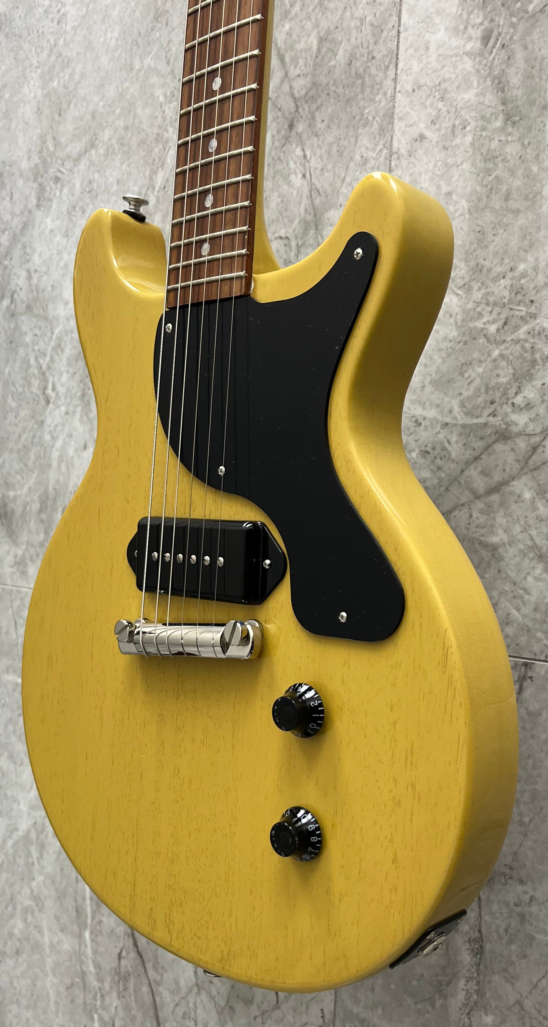 Gibson USA Les Paul Junior Double Cut Electric Guitar with Hardshell Case - TV Yellow LPJD00TVNH SERIAL NUMBER 212250197 - 6 LBS 11 OZ