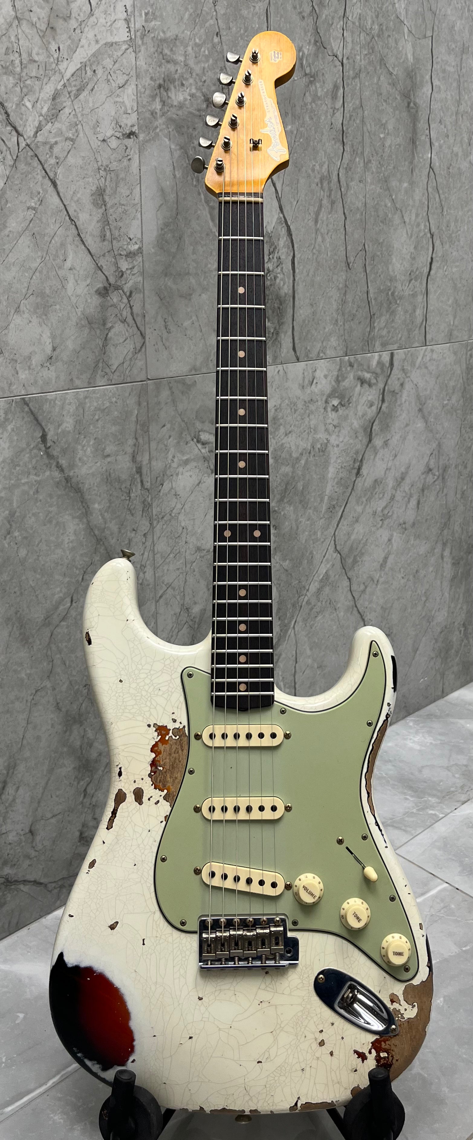 Fender USA Custom Shop Limited Edition 1962 Heavy Relic Stratocaster Aged Olympic White Over 3-Tone Sunburst 9236081164 SERIAL NUMBER CZ586716 7 LBS 15 OZ