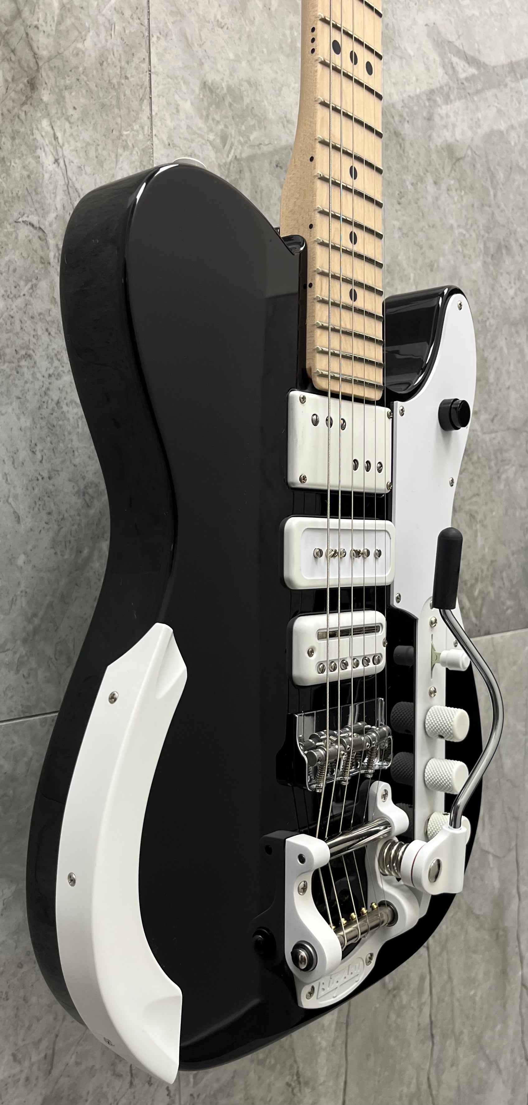 Fender USA Jack White Triplecaster Maple Fingerboard, Black 0176812706