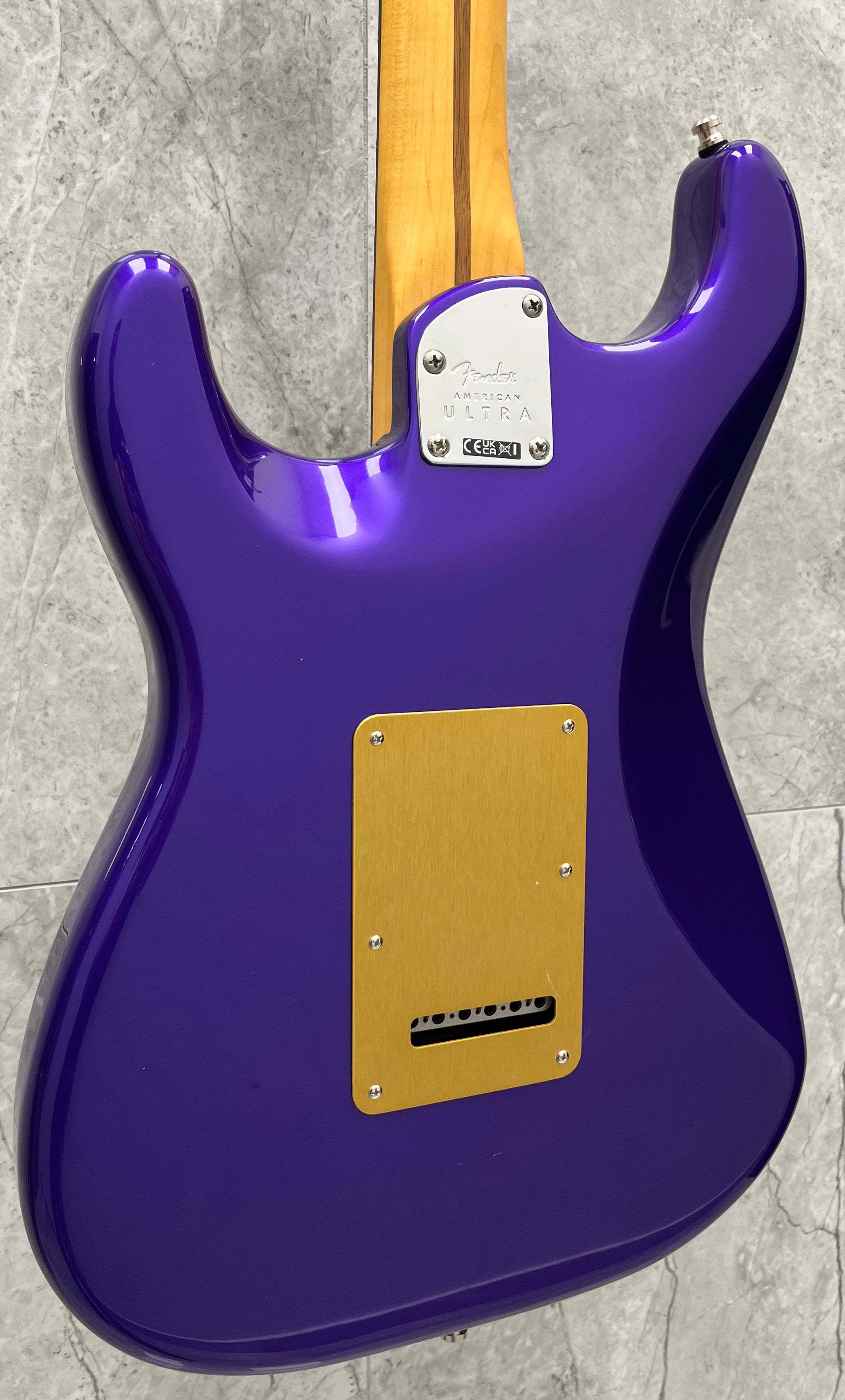 FENDER USA FSR Limited Edition American Ultra Stratocaster Plum Metallic w/Ebony Fingerboard & Anodized Gold Pickguard 0118011713 SERIAL NUMBER US240007406 - 8.0 LBS