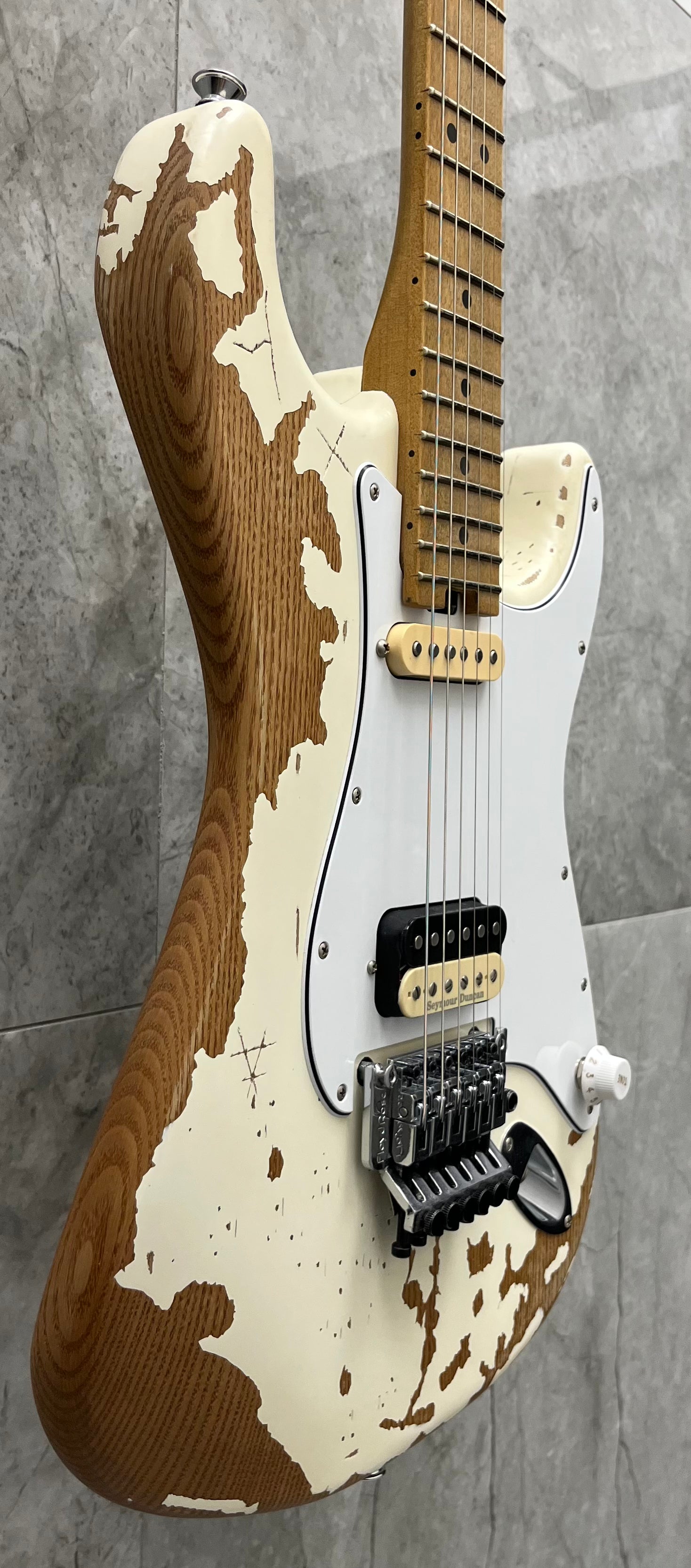 CHARVEL Henrik Danhage Limited Edition Signature Pro-Mod So-Cal Style 1 HS FR M Maple Fingerboard, White Relic 2966035855 SERIAL NUMBER MC241746 - 7.6 LBS