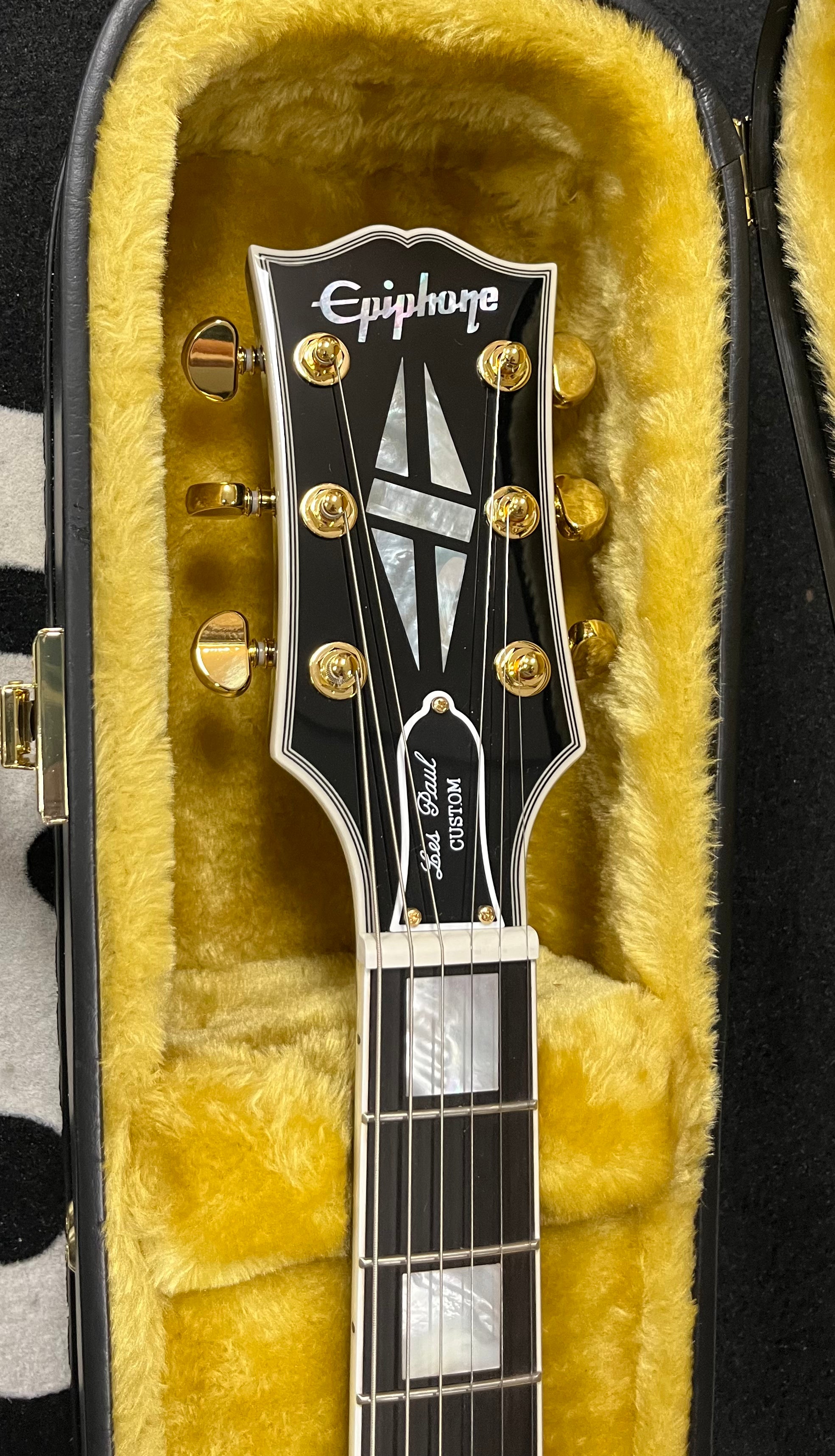 Epiphone ( GIBSON HEADSTOCK ) Les Paul Custom Electric Guitar with Case - Ebony ECLPCEBGH SERIAL NUMBER 25031522025 - 9.0 LBS