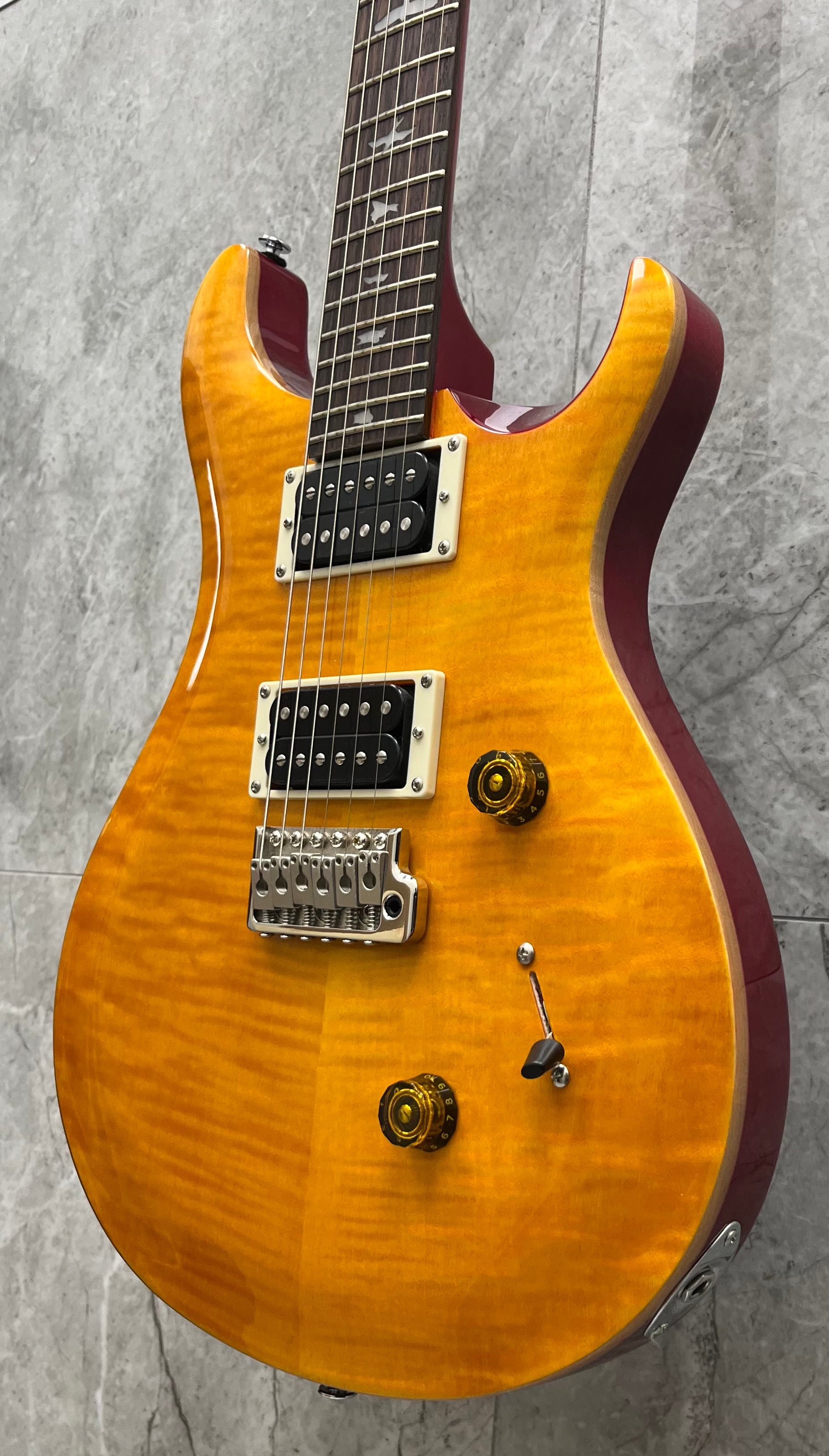 PRS GUITARS SE Custom 24  - Vintage Yellow 108193:VY SERIAL NUMBER CTIH010520 - 7 LBS 8 OZ