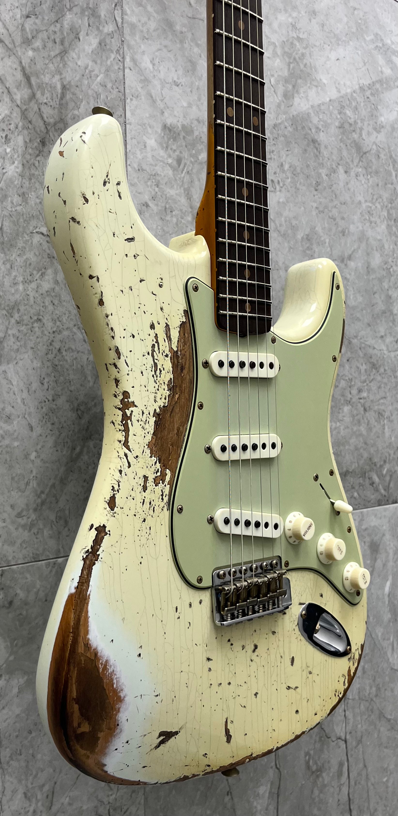 Fender USA Custom Shop Special Run 62/63 Stratocaster Super Heavy Relic Tomatillo Green 9231017115 SERIAL NUMBER CZ585946 - 7 LBS 14 OZ