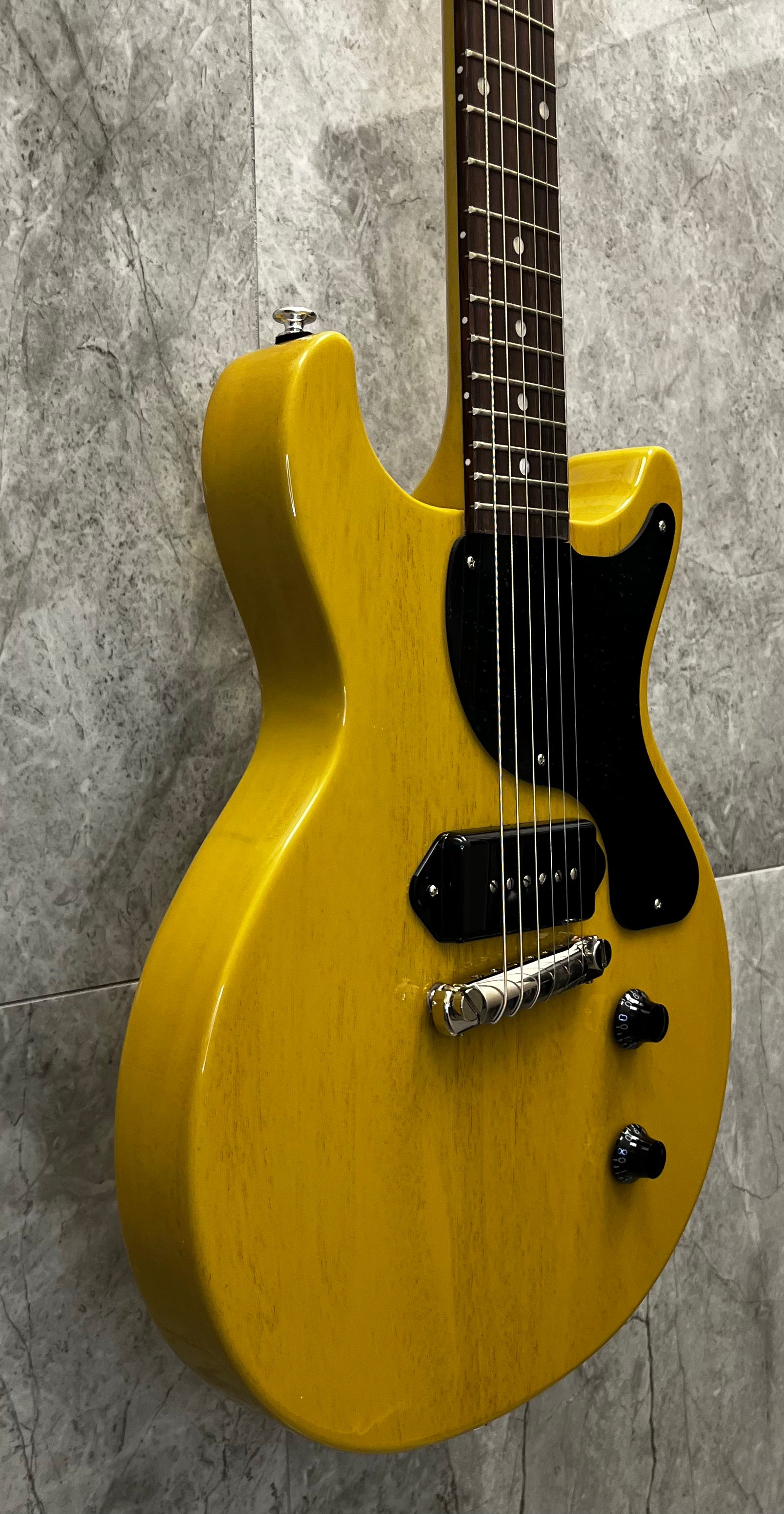 Gibson USA Les Paul Junior Double Cut Electric Guitar with Hardshell Case - TV Yellow LPJD00TVNH SERIAL NUMBER 214760151 - 7 LBS 2 OZ