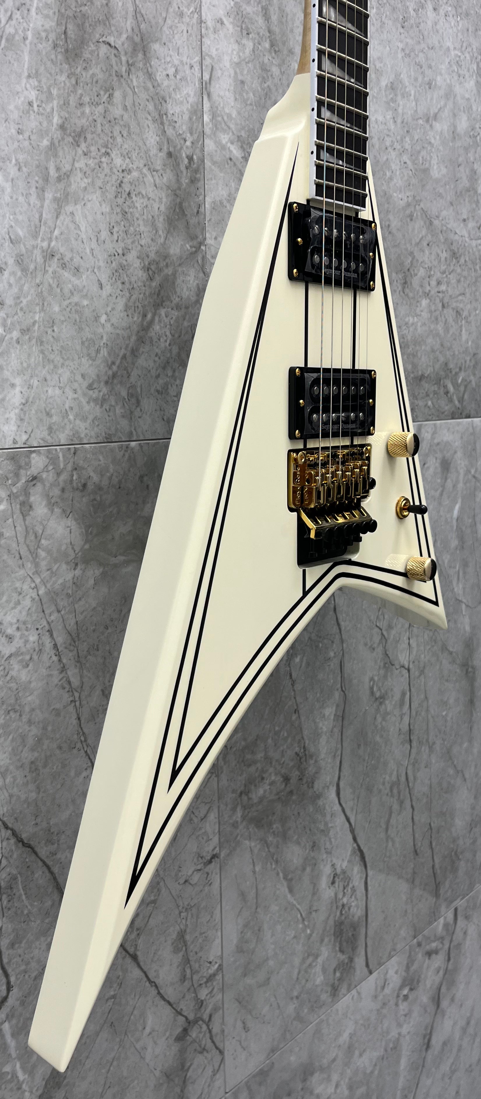 Jackson Pro Rhoads RR3 Ebony Fingerboard Ivory with Black Pinstripes 2914312557 SERIAL NUMBER ISJ2403404 - 6.8 LBS