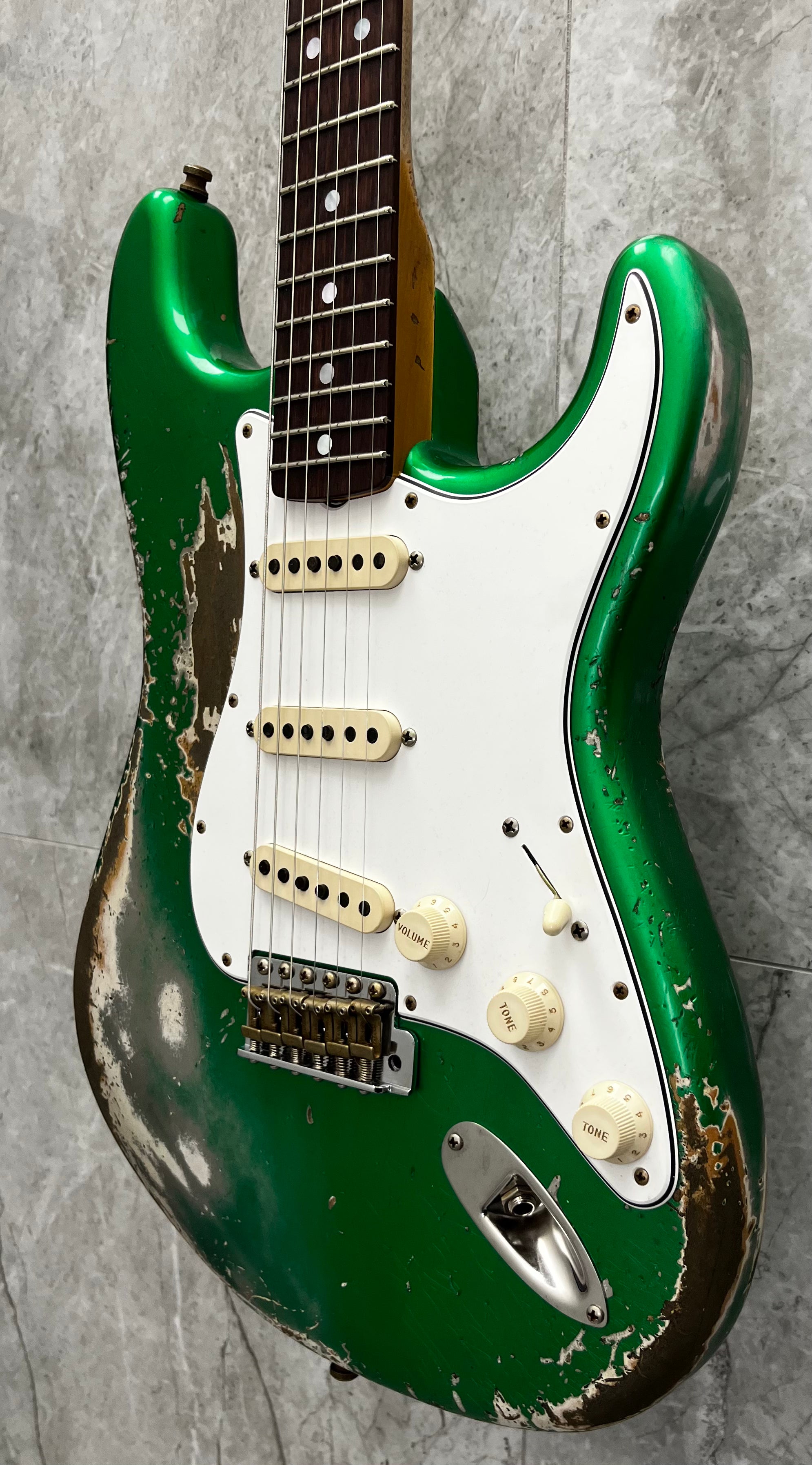 FENDER USA CUSTOM SHOP Strat Pro Super Heavy Relic, 3A Rosewood Fingerboard, Candy Apple Green 9231016930 SERIAL NUMBER 20391 - 7 LBS 11 OZ