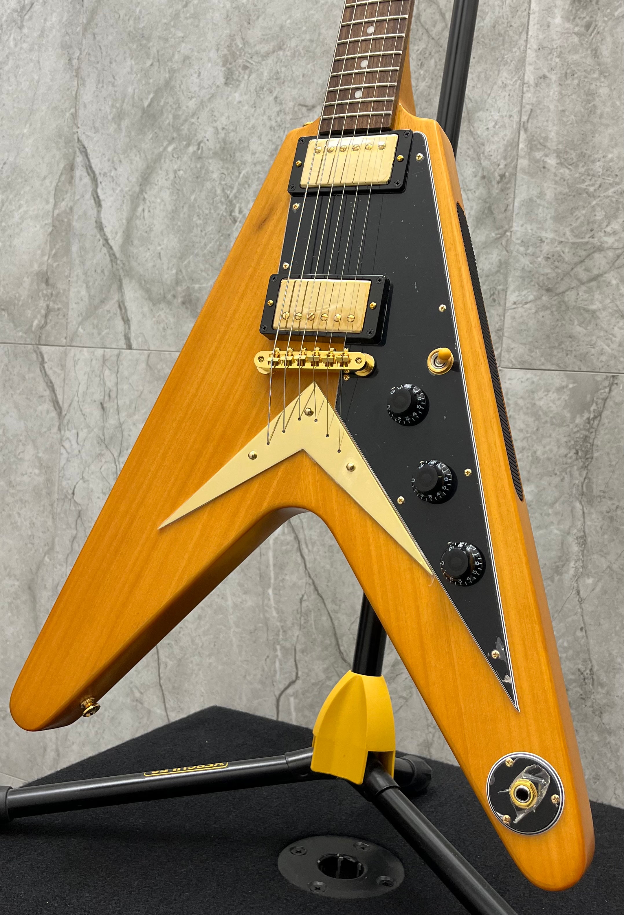 Epiphone Gibson Custom Shop Inspired 1958 Korina Flying V Black Pickguard IGCKFVBANAGH