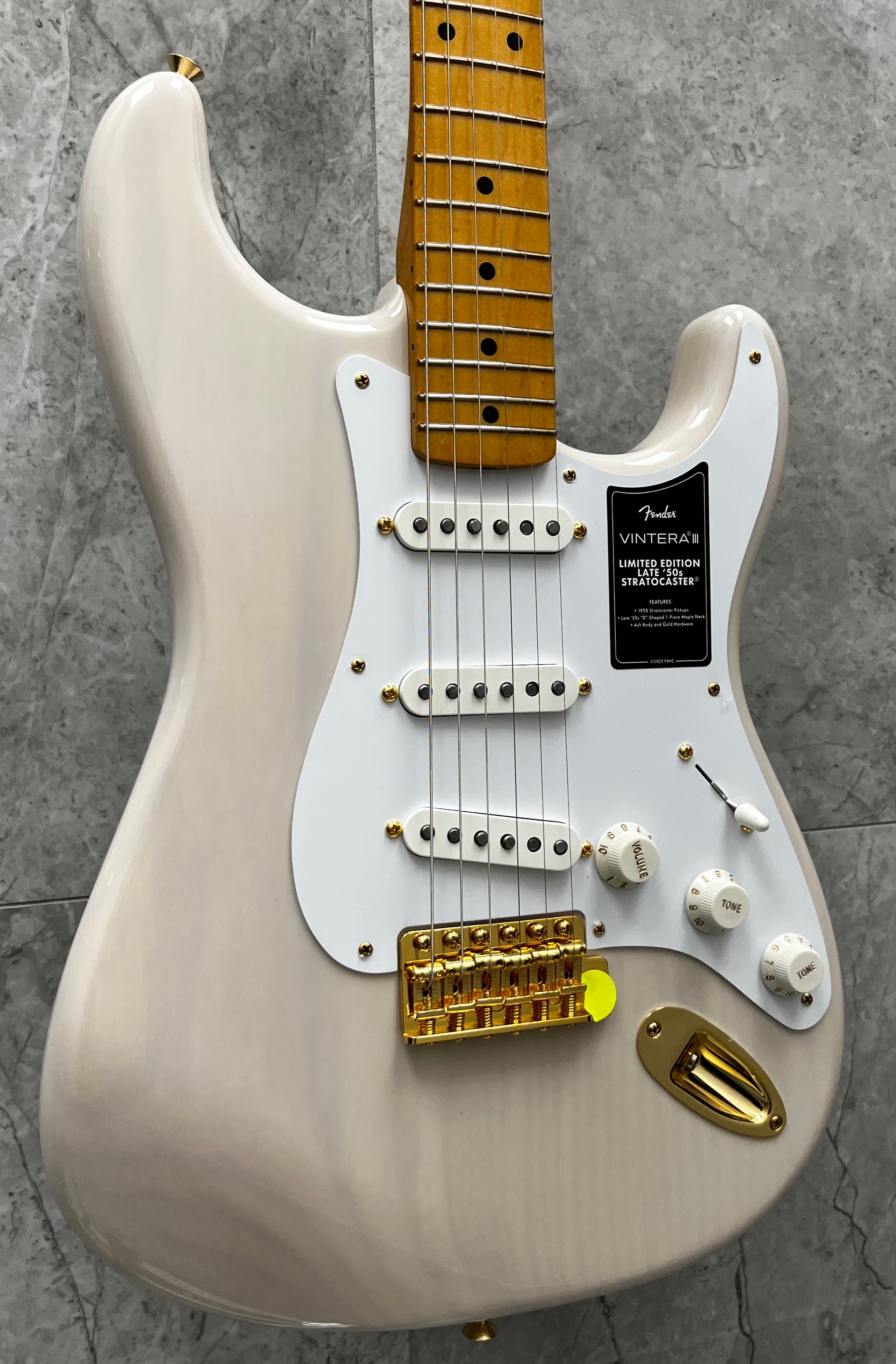 Fender Limited Edition Vintera III Late 50s Stratocaster Maple Fingerboard, White Blonde 0149182301 SERIAL NUMBER MX26029034 - 8 LBS 8 OZ