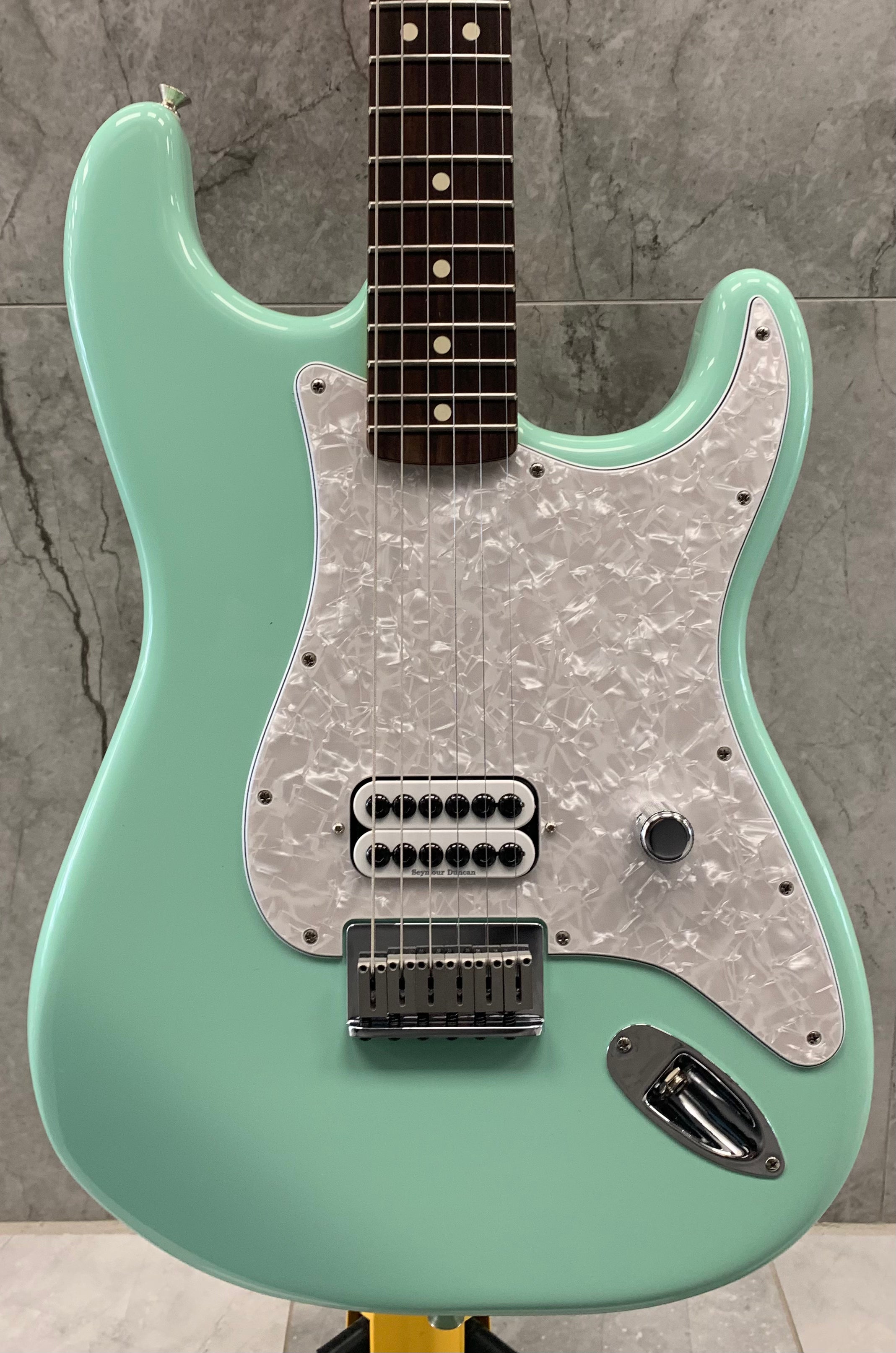 FENDER Limited Edition Tom Delonge Stratocaster Rosewood Fingerboard, Surf Green 0148020357