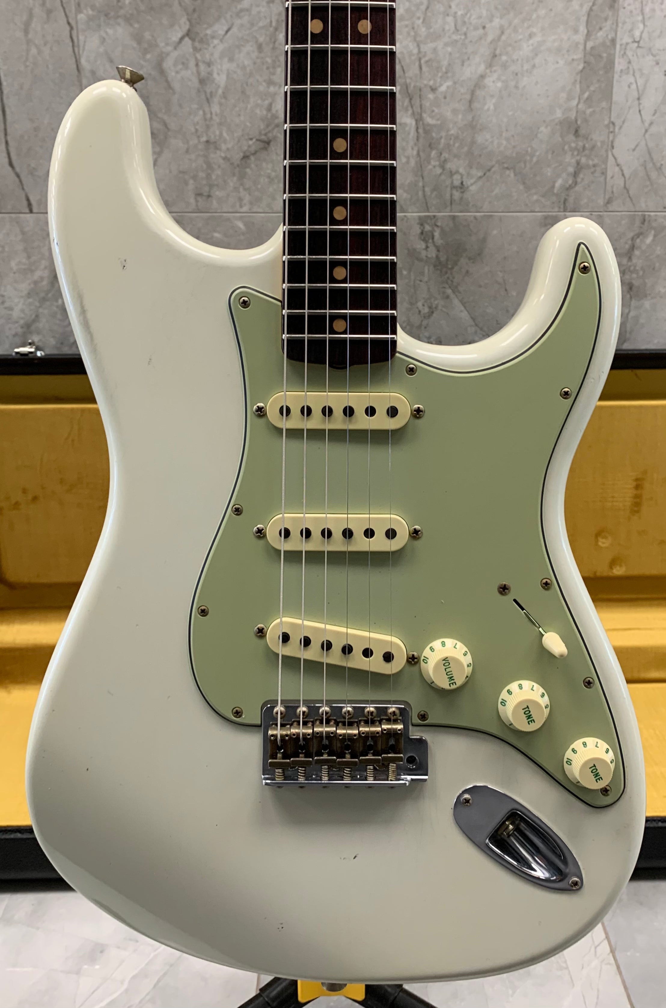 Fender Custom Shop 64 Stratocaster Journeyman Relic, Rosewood Fingerboard in Aged Olympic White 9235001578